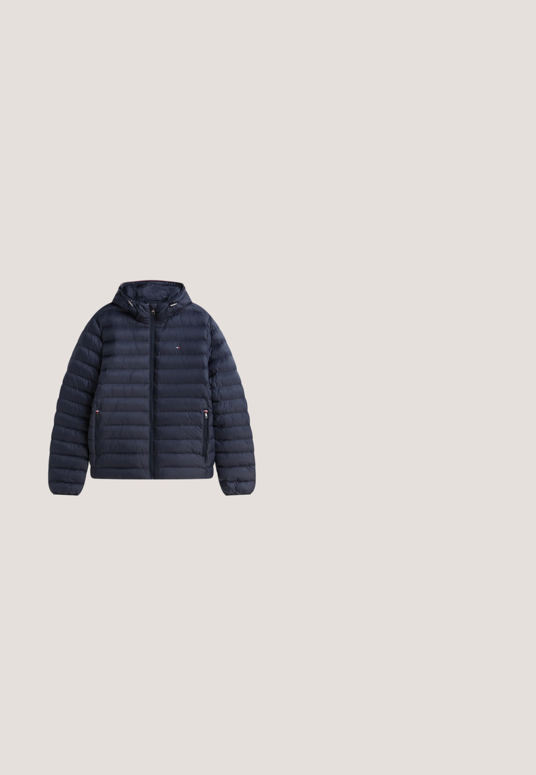 Mørkeblå polstret jakke med vandret quiltning, frontlynlås, to lynlåslommer og fastsyet justerbar hætte.; Lyseblå langærmet crewneck trøje med ribkant ved ærmer og bund, med et lille broderet logo på venstre bryst.; Lyseblå langærmet skjorte med knapper, lille krave og lille logo på venstre bryst mod hvid baggrund.; Lys blå denim jeans med en afslappet pasform, fem lommer, en knaplukning og subtil fadeeffekt. Teksturen er glat og lidt slidt.; Brun læder ankelstøvle med tekstureret overflade, sorte accenter, rund tå og robust sål, der har seks hulle til snørebånd.; Tote bag lavet af hvidt lærred med marineblå accenter. Har to robuste håndtag og et logo-patch på fronten. Firkantet form.
