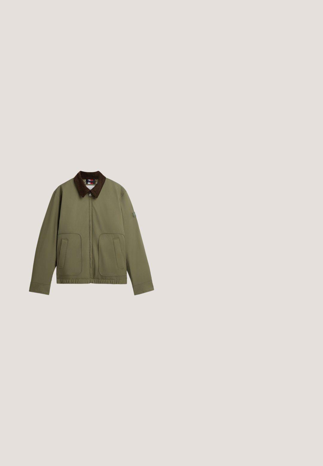 Veste vert olive avec col marron foncé, fermeture éclair avant, deux grandes poches frontales, manches longues et ourlet élastique à la taille.; Pull vert foncé en maille torsadée, manches longues, poignets et ourlet côtelés, demi-fermeture éclair sur col montant, et petit logo brodé sur la poitrine.; Polo shirt vert foncé en coton, avec un col classique, un placket à deux boutons et un petit logo crocodile brodé sur la poitrine.; Jean slim noir avec cinq poches, fermeture à bouton et passants de ceinture, présenté sur un fond blanc uni.; Botte chevillère en cuir noir à lacets avec un col rembourré gris foncé et une semelle épaisse, ornée de détails rouges, blancs et bleus près du talon.; Sac bandoulière noir texturé avec sangle ajustable, poche avant, détail en anneau métallique et logo Lacoste blanc sur le panneau avant.