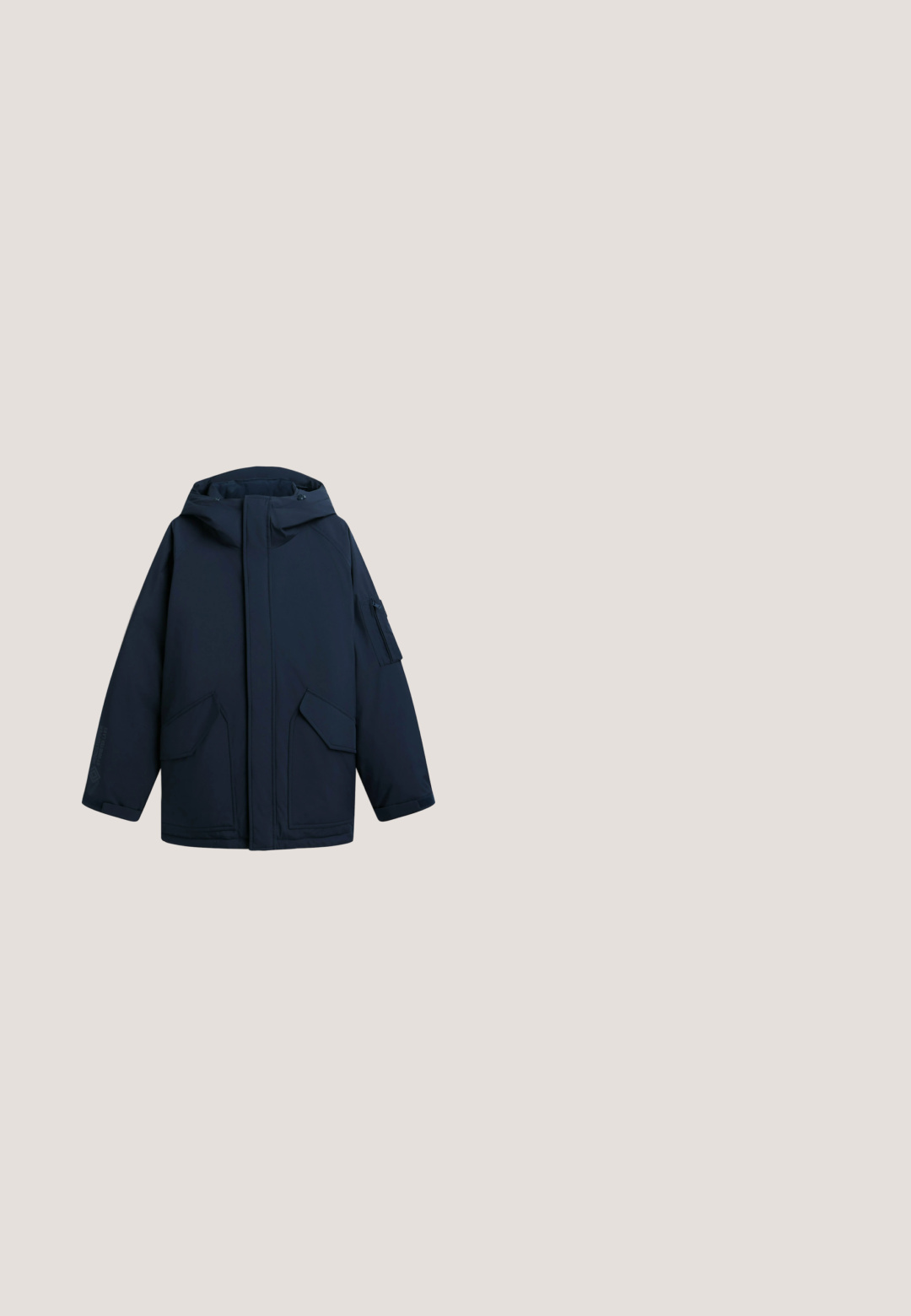Marineblaue Winterjacke mit Kapuze, Frontreißverschluss, der von einer Blende bedeckt ist, zwei großen aufgesetzten Taschen vorne und einer Reißverschlusstasche am linken Ärmel.; Dunkelroter Strickpullover mit langen Ärmeln, gerippten Bündchen und Saum, mit kleinem rechteckigem Logo auf der linken Brust.; Langärmliges Hemd in dunklem Burgunderrot mit einer Brusttasche mit kleinem rechteckigem Logo und einem Button-Down-Kragen.; Dunkelblaue Denim-Jeans mit geradem Bein, fünf Taschen, Gürtelschlaufen und dezentem Verblassen. Der Stoff hat eine glatte Textur.; Dunkelblaue Knöchelstiefel aus strukturiertem Leder, mit burgunderfarbenen Schnürsenkeln und Metallösen, einer robusten Gummisohle und einem Kunstpelzfutter.; Rechteckige dunkelblaue Sporttasche mit schwarzen Griffen, einem abnehmbaren Schultergurt und einer Fronttasche in weißen und roten Farbfeldern.
