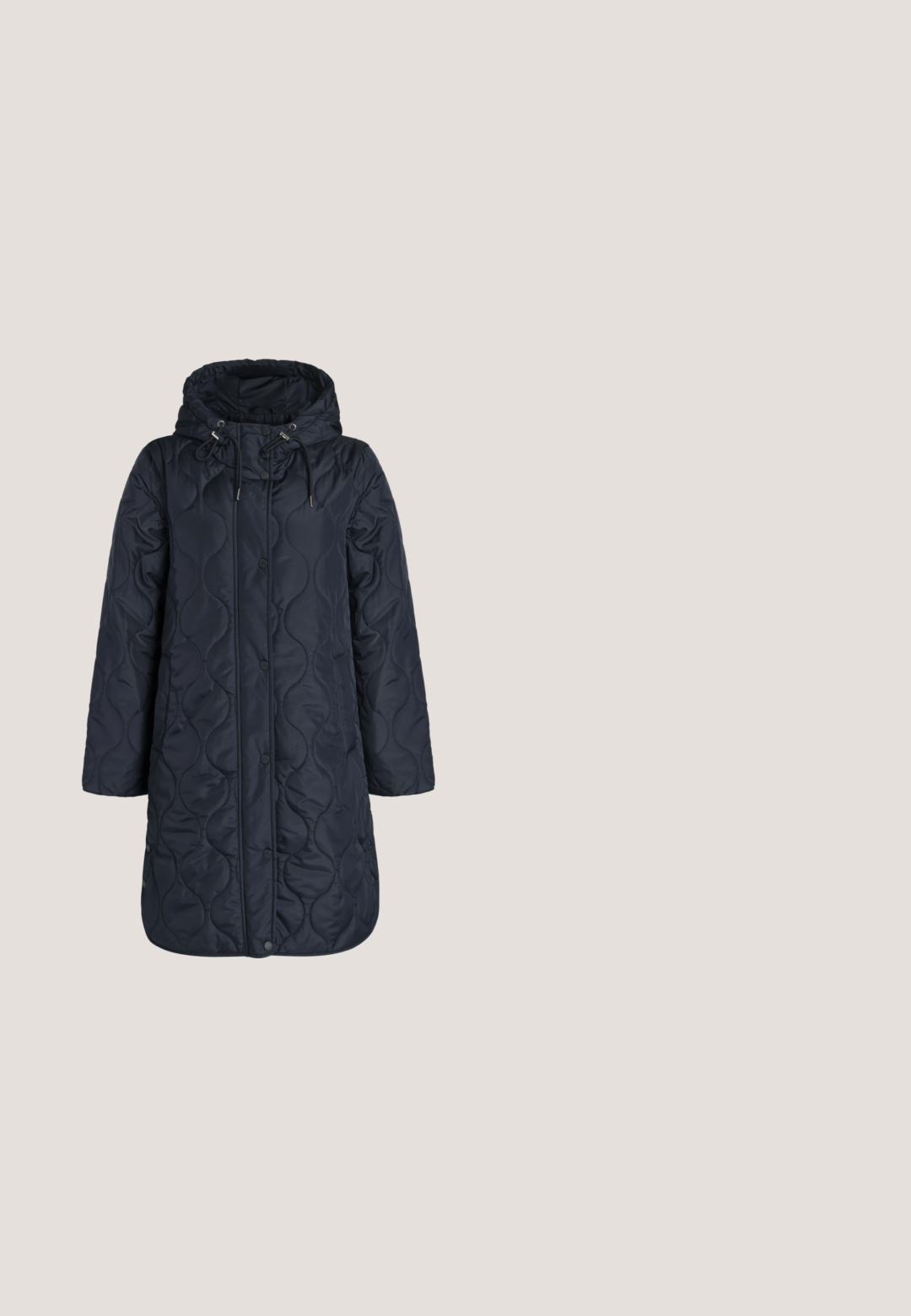 Manteau long matelassé bleu marine avec capuche, boutons-pression à l'avant, poches latérales et cordon pour ajuster la capuche.; T-shirt à manches longues bleu marine avec un décolleté en V profond et un tissu doux et lisse. La conception offre une coupe décontractée avec peu de coutures et sans motifs.; Pantalons amples bleu marine en matériau doux et extensible. Dotés d'une taille plate et d'une texture lisse ; sans motifs ni détails métalliques visibles.; Mocassins en daim bleu marine avec un bout pointu et un nœud décoratif sur le dessus. Semelle plate couleur beige avec des détails de couture minimalistes.; Sac à main en cuir noir texturé avec poche avant, chaîne dorée et bandoulières en cuir, avec logo « Anna Field » à l'avant.; Ensemble de bijoux en ton argenté comprenant un collier délicat avec un pendentif en forme de goutte et des boucles d'oreilles à clou assorties ornées de strass.