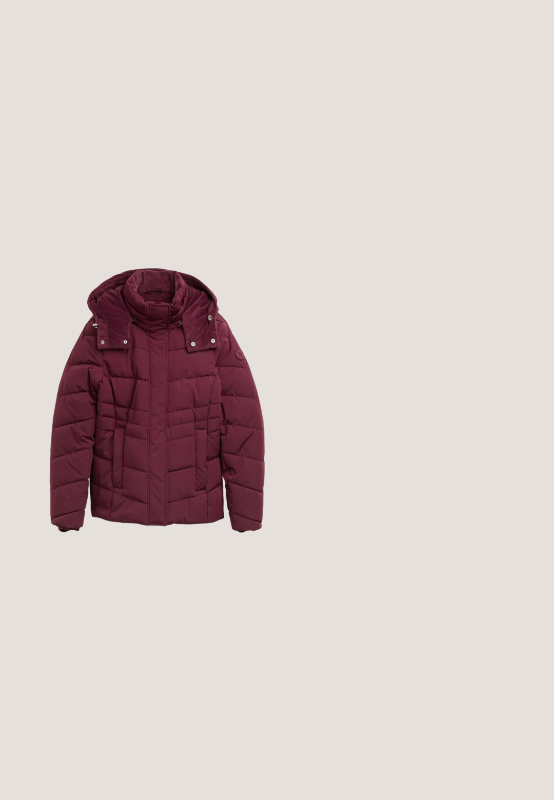 Bordeaux geïsoleerde jas met een capuchon, gewatteerd ontwerp, rits aan de voorkant en drukknoopaccenten. Beschikt over zijzakken en een hoge kraag.; Bordeaux zip-up hoodie met een trekkoord capuchon, twee voorzakken, geribbelde manchetten en een gladde stofstructuur.; Effen donkerrode katoenen T-shirt met korte mouwen en ronde halslijn, weergegeven op een witte achtergrond, label zichtbaar aan de binnenkant van de nek.; Maroen taps toelopende joggingbroek met elastische tailleband en zijzakken, platliggend weergegeven op een witte achtergrond.; Bordeaux vegan leren sneaker met een crèmekleurig hartontwerp, gestructureerde crèmekleurige accenten op de hiel en witte veters op een rubberen gumzool.; Kleine donkerbruine koordzak met geperst Calvin Klein-logo patch centraal aan de voorkant.