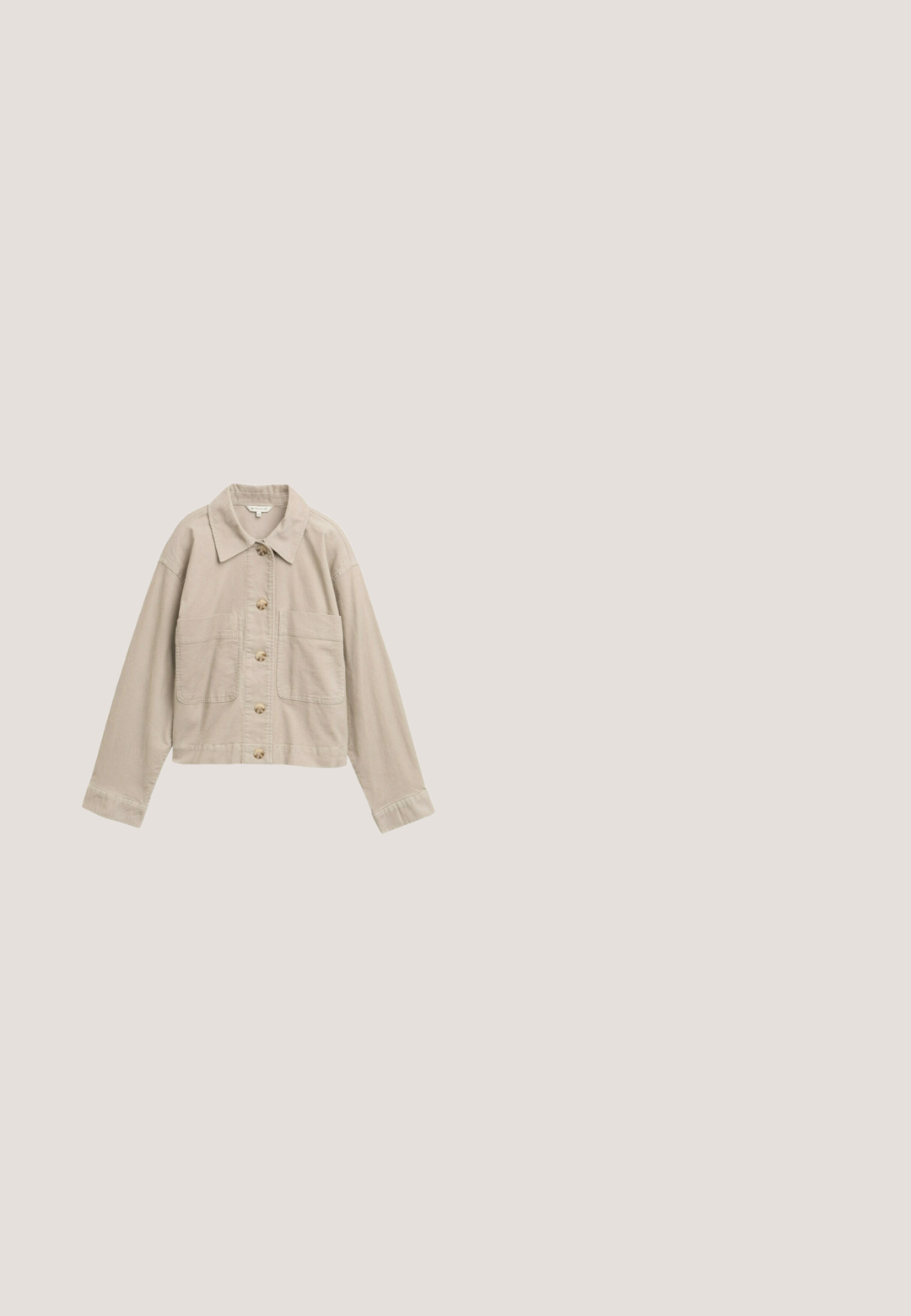 Chaqueta de algodón de color beige claro con mangas largas, un cuello, cinco botones frontales y dos grandes bolsillos de parche en la parte delantera. Tejido texturizado.; Blusa blanca de manga corta con textura, escote redondo y bordes sutilmente fruncidos en el cuello y las mangas.; Pantalones ajustados de color azul marino, confeccionados en una tela suave, con un diseño de pierna recta, trabillas para cinturón y un cierre frontal con cremallera y gancho.; Botas de cuero marrón hasta la rodilla con puntera puntiaguda y tacón bloque. Textura lisa, detalle de costura mínima a lo largo del borde superior.; Gafas de sol cuadradas con montura de color rosa claro mate y lentes grises degradadas. Presentan discretos detalles metálicos plateados en las patillas.; Bolso bandolera de cuero marrón con textura, con una correa larga ajustable y detalle de cremallera, que presenta un diseño con solapa plegable.