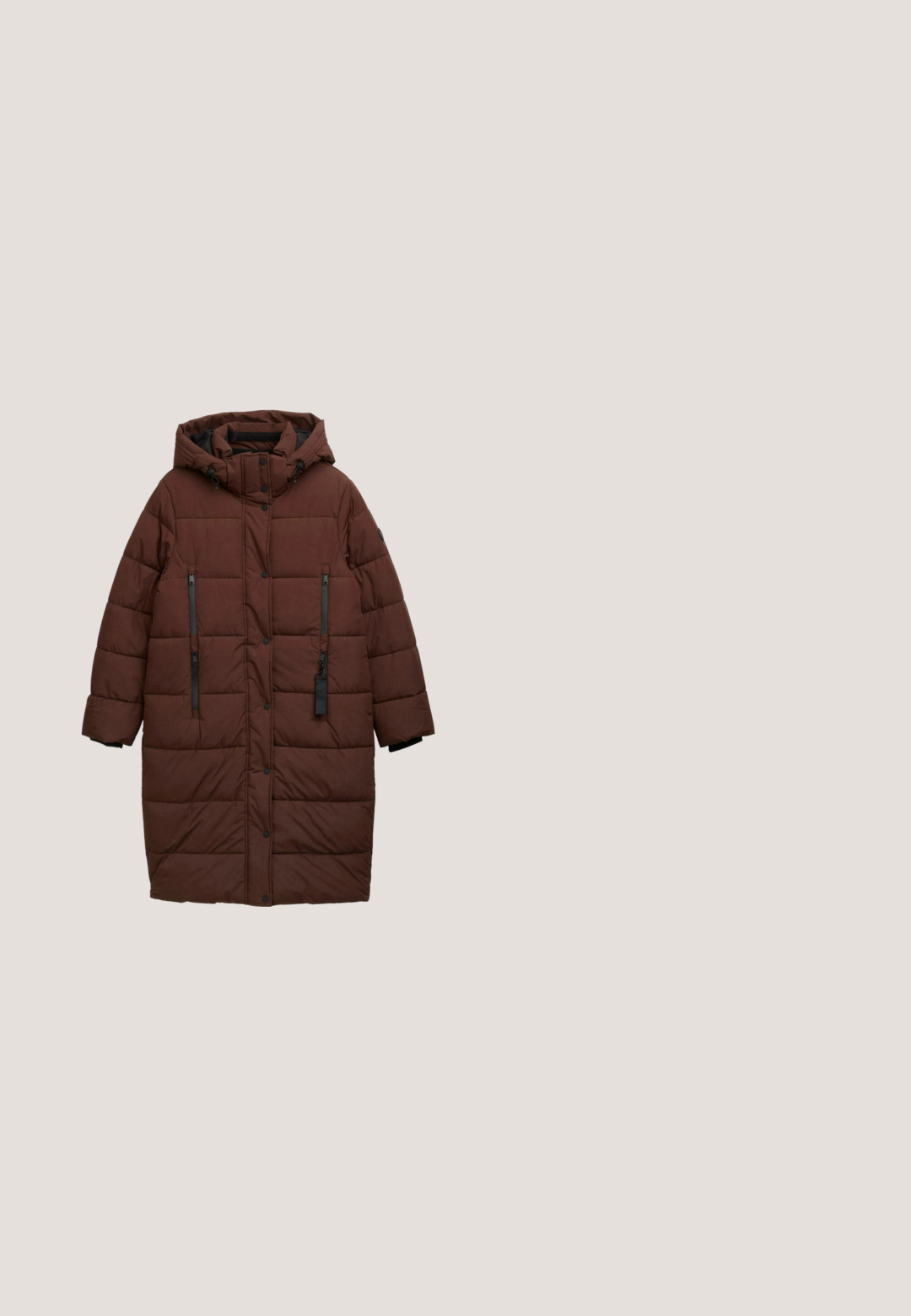 Brauner gepolsterter Mantel mit Kapuze, ausgestattet mit Druckknöpfen und seitlichen Taschen mit Reißverschluss, in einem gesteppten Design mit schwarzen Hardware-Akzenten.; Brauner Strickpullover mit steigendem, umgeschlagenem Kragen, gerippter Textur und langen Ärmeln. Besitzt einen kastigen Schnitt und einen gerippten Saum.; Langarm-Braun geripptes Oberteil mit rundem Ausschnitt und lockerer Passform, vor einem weißen Hintergrund präsentiert.; Hoch geschnittene blaue Jeans aus Denim. Ausgestelltes Bein Design mit Knopfverschluss und Taschen. Verfügt über eine klassische Waschung und Steppstich-Details.; Brauner Kunstleder-Ankle-Boot mit Fellkragen, Schnürung an der Vorderseite, Reißverschluss an der Seite und Profilsohle für besseren Halt. Mit Logo an der Außenseite.; Braune, strukturierte Leder-Schultertasche mit verstellbarem Schultergurt und vorderer Reißverschlusstasche, mit Mandarina Duck in kleinen silbernen Buchstaben geprägt.