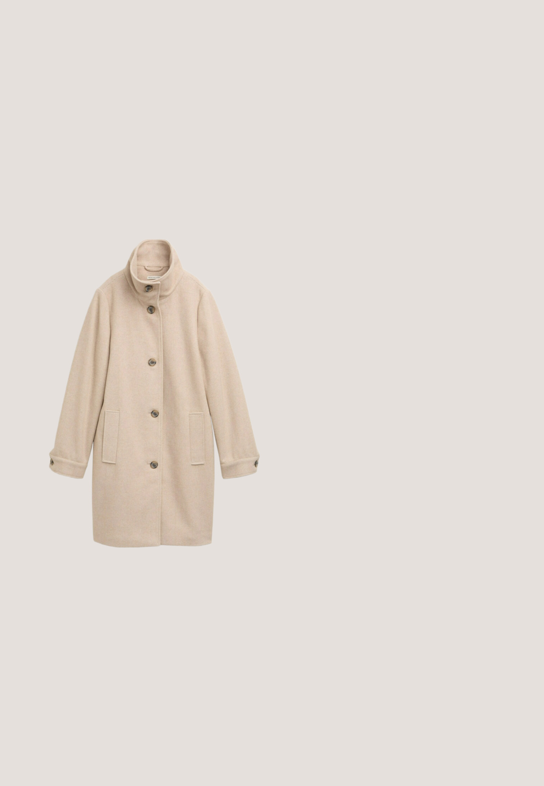 Beige uldfrakke med ståkrave, fem forknapper, to sidelommer og knappede manchetter, lagt fladt på en hvid baggrund.; Beige strikket sweater med ribbet tekstur, der har en rund halsudskæring, lange raglanærmer og en afslappet pasform.; Hvid langærmet skjorte med V-udskæring og lige kant, vist fladt mod en ensfarvet hvid baggrund.; Beige brede bukser lavet af et let væv, med to sidelommer, flad front og en glat overflade.; Tan ruskinds ankelstøvle med elastiske sidepaneler, en kraftig gummisål og en strop bagi. Har en afrundet tå og struktureret overflade.; Brun læder crossbody taske med en buet klap, tekstureret overflade, justerbar rem og et sort-hvidt mønstret detaljer.