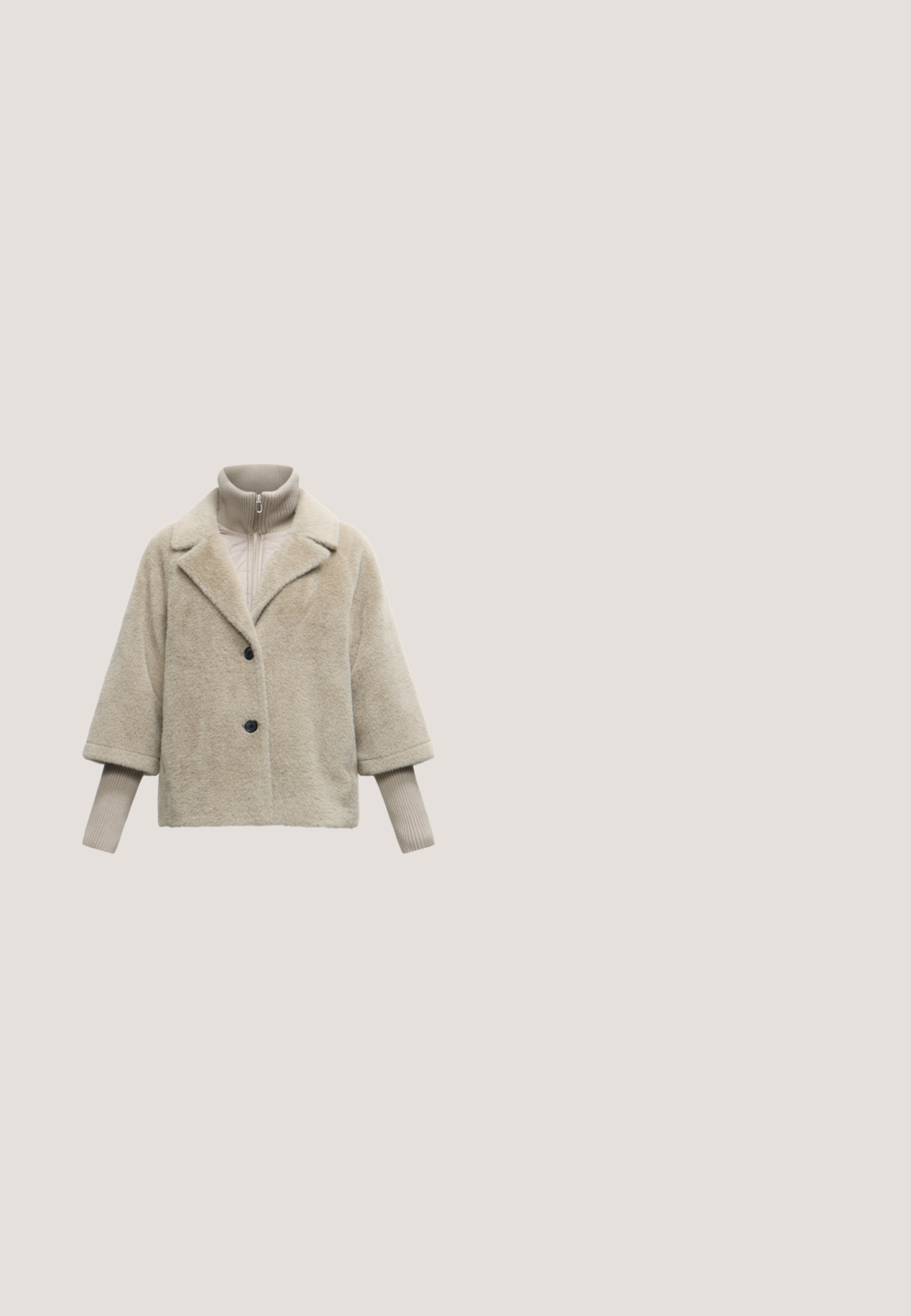 Beige faux fur-frakke med to sorte knapper over en ribstrikket højhalset beige sweater med lynlås og lange ærmer.; Langærmet top i lys beige med rund halsudskæring og tætsiddende pasform. Lavet af blødt, strækbart stof med en subtil tekstur. Lille logo detail ved kanten.; Bredde ben, lysebeige denimbukser med høj talje, fem lommer og knaplukning foran. Glat tekstur, minimale syningsdetaljer.; Brun ruskind og læder lavtop sneaker med snørelukning og lys brun gummisål vist fra siden på en lys baggrund.; Olivengrøn ruskind skuldertaske med en enkelt rem, afrundet topkant og dekorativ kvast med guldtalismand foran.; Guld øreringe i ringform med små ovale, ravfarvede sten, der hænger fra hver. Designet er enkelt med en glat tekstur og minimalistiske detaljer.
