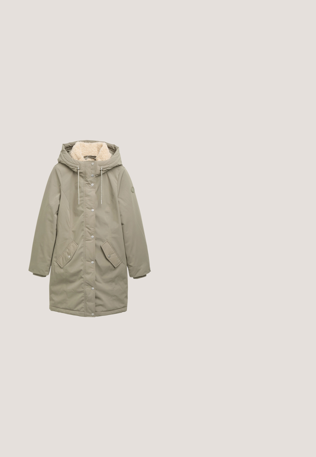 Lys olivengrøn parka med hætte, der har en blød, imiteret pelsforing, forreste trykknapper, sidelommer og elastiske ærmekanter.; Kremfarvet strikket sweater med brune, vandrette striber, rund hals, ribbede manchetter og kant.; Både skjorte med lodrette sorte og creme striber, en klassisk krave og lange ærmer med knaplukning samt en buet kant.; Ribbede stoffer i mørk olivengrøn, med en struktureret overflade med parallelle linjer, blødt og fleksibelt materiale velegnet til tøj.; Grønne nubuck sneakers med en pelsforet krave, hvid rillede sål og sort og grøn stribet detalje på hælen.; Oliven grøn crossbody taske med en glat stoffinish, justerbar rem, sølvhardware og diskrete syningsdetaljer. Lynlåslukning.