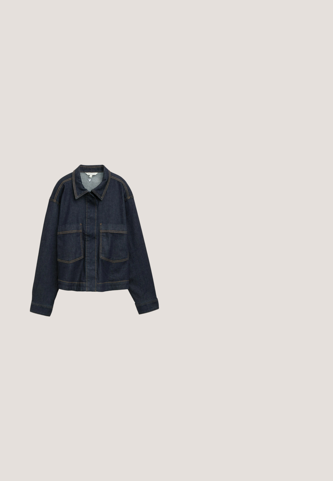 Dunkelblaue Jeansjacke mit langen Ärmeln, weitem Kragen, sichtbaren gelben Nähten und zwei aufgesetzten Fronttaschen.; TOM TAILOR DENIM T-Shirt basic - sky captain blue; Jeansrock mit geradem Schnitt, in einem mittleren Blauton gewaschen, mit zwei großen Fronttaschen und sichtbaren Nähten entlang der Nähte.; Weißer Low-Top-Sneaker mit seitlichem Reißverschluss, vorderer Schnürung, strukturiertem Stoff und silbernem Akzent an Ferse und Sohle.; TOM TAILOR ELIS CROSS BAG S - Umhängetasche - dark blue; Silberne gedrehte Creolen mit einer glatten, reflektierenden Oberfläche und Scharnierverschlüssen, von vorne und von der Seite auf weißem Hintergrund gezeigt.