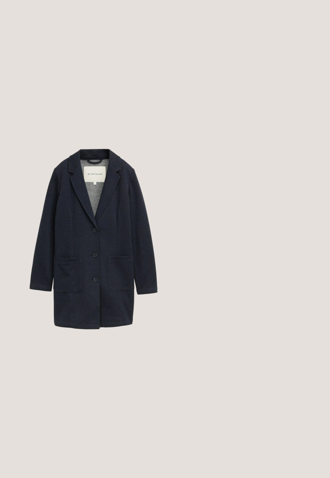Donker marineblauw damesblazer met drie knopen aan de voorkant, twee opgestikte zakken, kraag met inkeping en lange mouwen.; Korte mouwen top in marineblauw, wit en beige met een abstracte bloemenpatroon. Heeft een v-hals en een lichte plooival bij de zoom.; Marineblauwe wijde broek gemaakt van zachte stof, met een elastische tailleband en zijzakken. Gladde textuur met minimale details.; Witte lage sneaker met veters aan de voorkant, dikke zool en een zwarte hielstuk, getoond in profiel tegen een effen witte achtergrond.; Zwarte leren handtas met een gestructureerde afwerking, met twee handvatten, een afneembare schouderriem en een kleine bevestigde kaarthouder.; Zilveren oorclips met rechthoekige heldere stenen langs de buitenrand, een gladde glanzende afwerking en een veilige postsluiting.