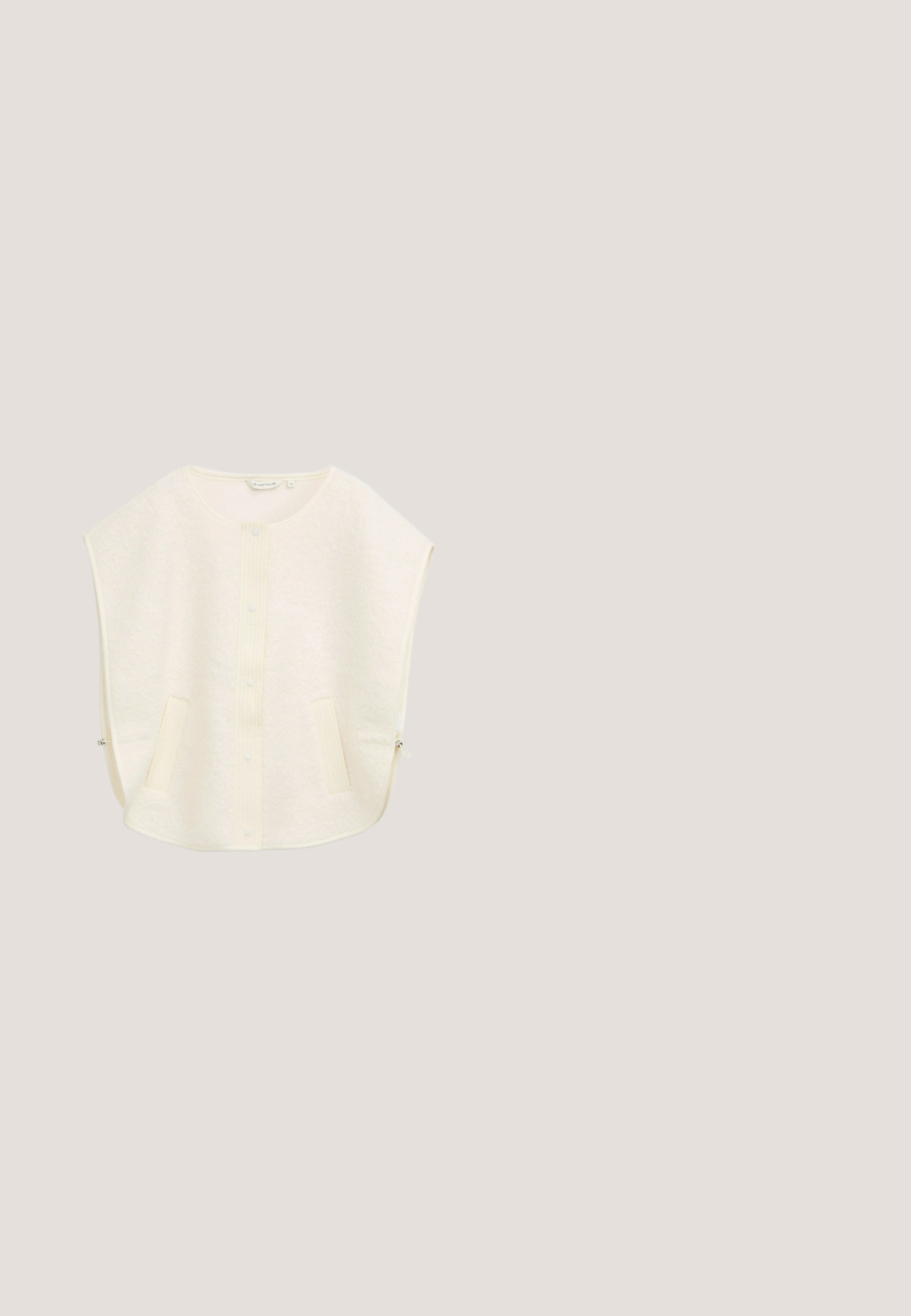 Ärmelloser Cardigan in Creme mit Druckknöpfen in der Mitte und zwei vorderen Taschen, flach auf weißem Hintergrund dargestellt.; Beiges Sweatshirt mit Rundhalsausschnitt, langen Ärmeln, gerippten Bündchen und geripptem Saum, dargestellt auf weißem Hintergrund.; Beige Loungehosen mit entspanntem Schnitt, elastischem Bund, Kordelzug und seitlichen Taschen. Hergestellt aus einem weichen, strukturierten Stoff.; Beige Wildleder-Sneaker mit runder Zehenpartie, Schnürung vorne und strukturiertem Sohlenbereich. Glatte Seiten mit dezenten Nähakzenten.; Beiget Wildleder-Hobo-Tasche mit breitem, gebogenem Griff und glatter, strukturierter Oberfläche. Verfügt über eine minimalistische Form ohne sichtbare Beschläge.; Goldene Kettenarmband mit abwechselnden glatten Perlen und kleinen Kristallakzenten. Verfügt über einen Karabinerverschluss und eine verstellbare Kette.