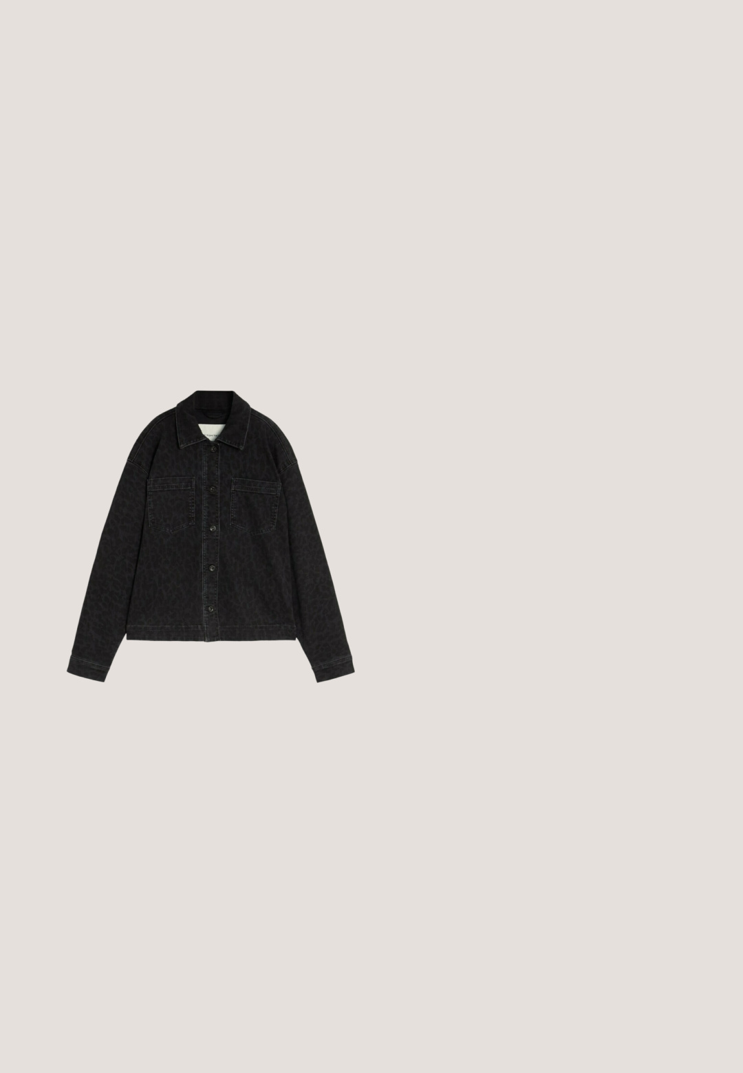 Schwarze Knopfleiste Jacke mit langen Ärmeln, zwei Brusttaschen und dezentem Leopardenmuster auf dem Stoff.; Schwarzes T-Shirt mit kurzen Ärmeln und rundem Halsausschnitt, mit dem Schriftzug „Design Studio“ und beigen Blumen- und Herzmustern auf der Vorderseite.; Schwarze High-Waist Schlagjeans mit dezentem Leopardenmuster, Knopfverschluss vorne, Gürtelschlaufen und vorderen Taschen.; Schwarze Lederkampfstiefel mit hohem Schaft, Schnürverschluss und strukturiertem Finish. Ausgestattet mit einer robusten Gummisohle und einem Zugschlauf.; Schwarze rechteckige Sonnenbrille mit dunkelgrauen Gläsern. Mattes Kunststoffgestell mit gebogenen Bügeln. Markenlogo auf dem Bügel in weißem Text.; Schwarze Umhängetasche aus Leder mit strukturierter Oberfläche, rechteckiger Form, Klappe zum Umschlagen und verstellbarem Riemen. Verfügt über dezente Logo-Verzierungen aus Metall.