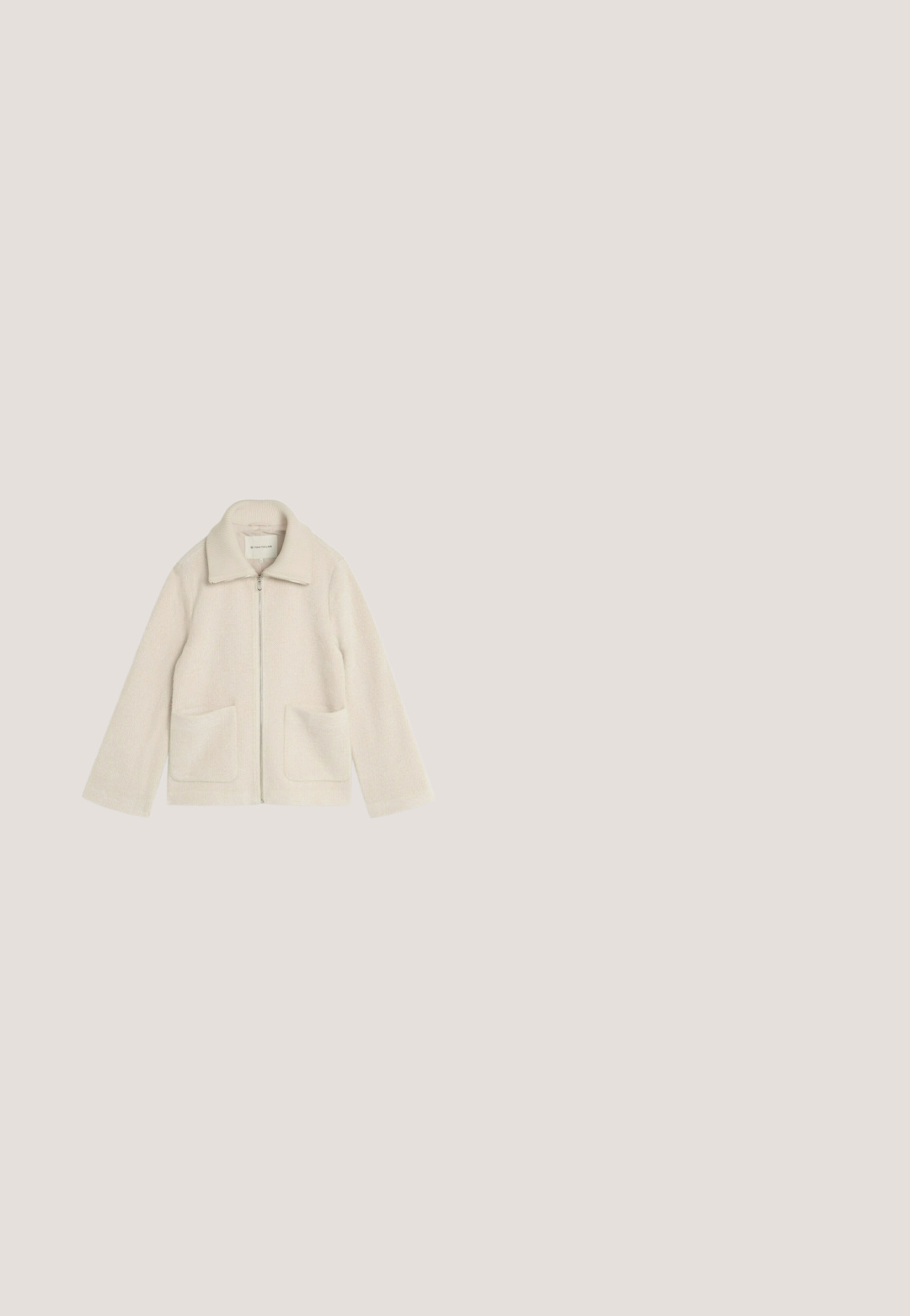 Hellbeige Jacke mit Reißverschluss, breitem Kragen, strukturiertem Stoff und zwei aufgesetzten Fronttaschen, auf weißem Hintergrund dargestellt.; Hellgraue, gerippte Strickjacke mit langen Ärmeln, rundem Halsausschnitt und vorderen Knöpfen, flach auf einem weißen Hintergrund ausgelegt.; Weißes Langarmshirt mit rundem Halsausschnitt, lockerem Sitz, schlichtem Design und gerippten Bündchen sowie Saum, flach auf einem weißen Hintergrund liegend.; Helle blaue weit geschnittene Denim-Jeans mit hoher Taille, fünf Taschen und sichtbaren Nähten; der Stoff hat eine leicht strukturierte Oberfläche.; Weißer Sportschuh mit einem Obermaterial aus Mesh und Synthetik, ausgestattet mit silbernen Akzenten und einer strukturierten Gummisohle, beschriftet mit "TOM TAILOR."; Eine beige Leder-Crossbody-Tasche mit zwei vorderen Reißverschlusstaschen, verstellbarem Gurt und strukturierten Oberflächen. Mit eleganten silbernen Hardware-Details.