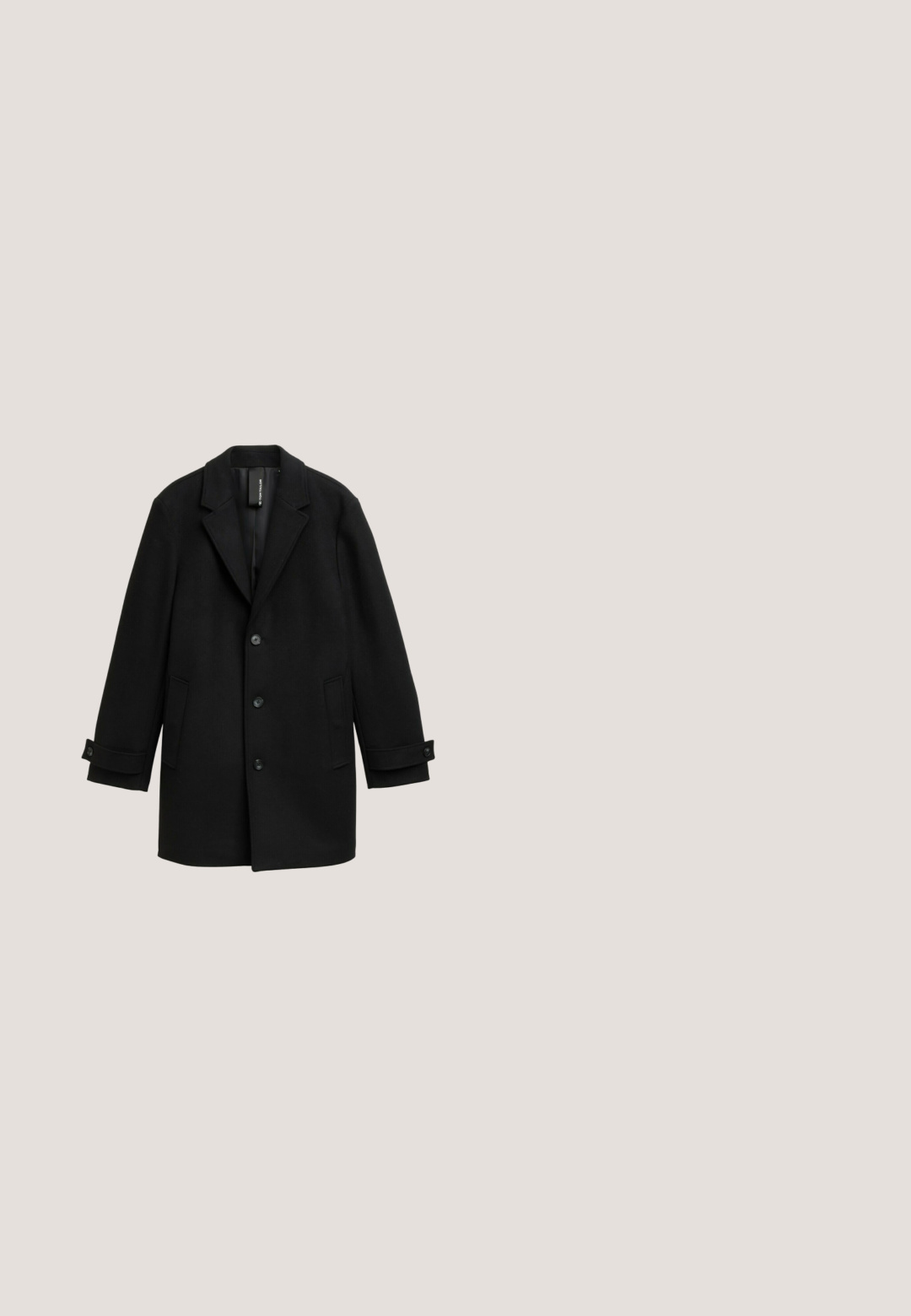 Zwart wollen blend jas met getailleerde revers, enkelknopen ontwerp, drie knopen aan de voorkant, twee zijzakken en verstelbare manchetten.; Donkergrijze trui met lange mouwen en ronde hals, voorzien van geribbelde boorden aan de mouwen en zoom, met een klein geborduurd logo op de linkerborst.; Effen wit T-shirt met korte mouwen en een ronde hals met een klein zwart labeltje vlak bij de onderzoom op een witte achtergrond.; Atelier Gardeur 5-POCKET - Broek - asphalt; Zwarte leren Chelsea-boots met elastische zijkanten en een trekhaak. Gladde textuur, ronde neus, platte rubberen zool.; JOOP! CARDONA ERIS - Toilettas - black