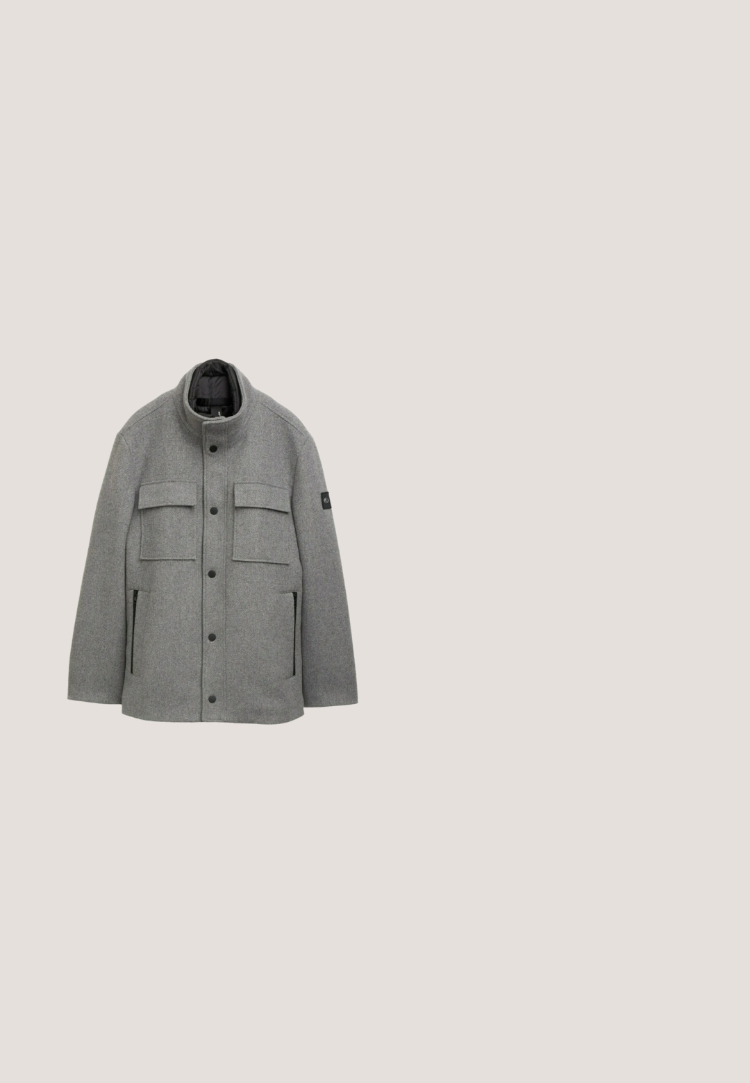 Graue Wolljacke mit hohem Kragen, vorderen Druckknopfverschluss, zwei Brusttaschen und zwei seitlichen Reißverschlusstaschen; strukturiertes Gewebe mit glatter Futter.; Schwarzer gerippter Pullover mit Rundhalsausschnitt und langen Ärmeln. Texturierter Stoff und ein Etikett sind am Ausschnitt sichtbar.; Hellbeige Langarmshirt mit Rundhalsausschnitt, auf dem ein graues Logo mit der Aufschrift "DENIM TOM TAILOR ESTABLISHED 2007" gedruckt ist.; Schwarze Jeans aus Denim mit schlanker Passform, fünf Taschen und Knopfverschluss. Glatte Textur und minimale Nähte.; Schwarze, schnürbare Stiefeletten aus Leder mit beigen Gummisohlen, seitlichem Reißverschluss und braunen Akzenten an Kragen und Zunge.; Schwarze Leder-Crossbody-Tasche mit rechteckiger Form, verstellbarem Tragegurt und dezenten Stitching-Details. Glatte Textur mit minimalistischen Design.