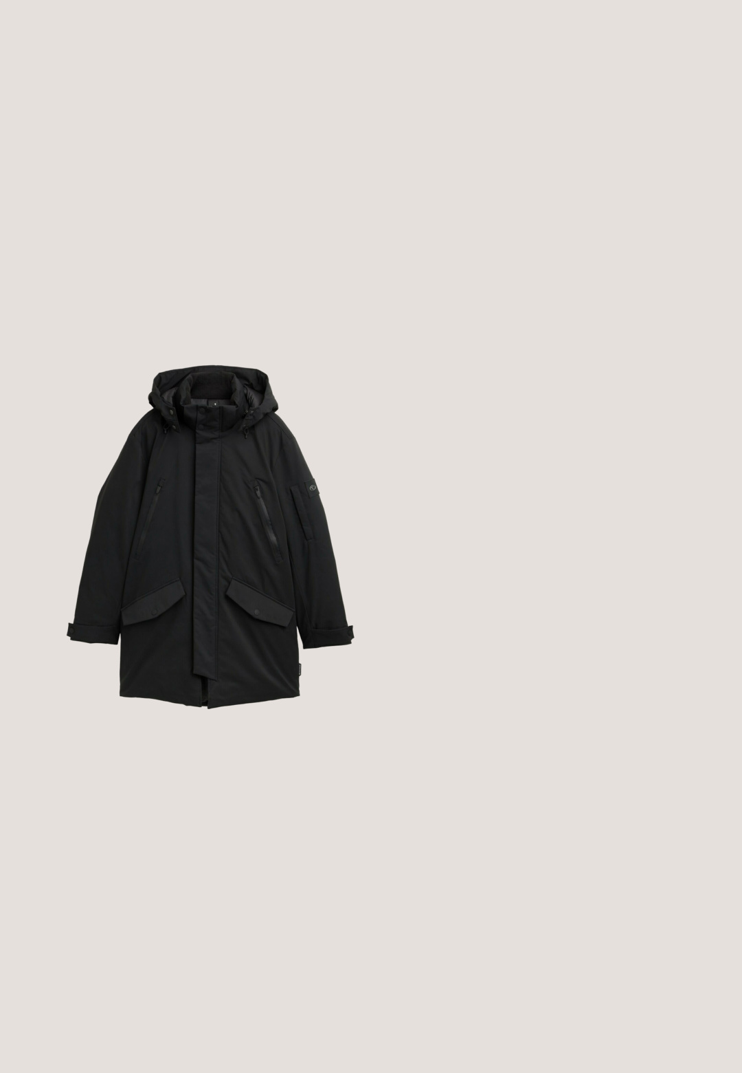 Schwarze Parkajacke mit Kapuze, ausgestattet mit Reißverschlusstaschen, Druckknopfverschlüssen und einem isolierten Innenfutter für Wärme. Strukturierter Stoff mit horizontalen Linien.; Strickpullover in Dunkelrot und Grau, ausgestattet mit einem Rundhalsausschnitt, langen Ärmeln und gerippten Bündchen und Säumen. Strukturierter Stoff mit einem gemischten Muster.; Weißes Langarmhemd aus Baumwolle mit einem Button-Down-Kragen, Fronttasche und abgerundetem Saum mit knopfbaren Manschetten.; Schwarze Denim-Jeans mit geradem Schnitt, ausgestattet mit fünf Taschen, einem Knopfverschluss und dezenten Verwaschungen.; Schwarze, schnürbare Stiefeletten aus Leder mit beigen Gummisohlen, seitlichem Reißverschluss und braunen Akzenten an Kragen und Zunge.; Schwarze Leder-Umhängetasche mit glatter Textur, Reißverschluss, verstellbarem Tragegurt und geprägtem Logoschriftzug. Kompakte, rechteckige Form.