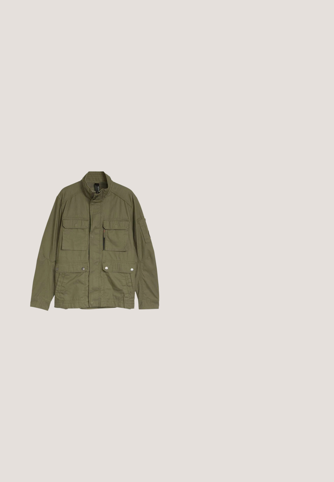 Chaqueta de estilo militar verde oliva con cuatro bolsillos delanteros con solapa, cierres de cremallera y broches, y cuello mao.; Tejido de punto marrón texturizado con un patrón ondulado, que presenta diversos tonos de beige y marrón claro. Apariencia suave y acogedora con puntadas visibles.; Camisa verde de botones confeccionada en un tejido texturizado, con cuello, dos bolsillos en el pecho y botones marrones. Manga larga con puños abotonados.; Pantalones cargo verde oliva claro con bolsillos frontales con solapa, trabillas para cinturón y un parche con el logo de Tommy Jeans en el bolsillo derecho.; Zapato de barco de cuero marrón con puntera redondeada, costuras en contraste, diseño con cordones y suela de goma para agarre. Logotipo de Timberland visible.; Cinturón de cuero marrón trenzado con hebilla rectangular metálica plateada, textura suave y diseño trenzado que realza la flexibilidad y el estilo.