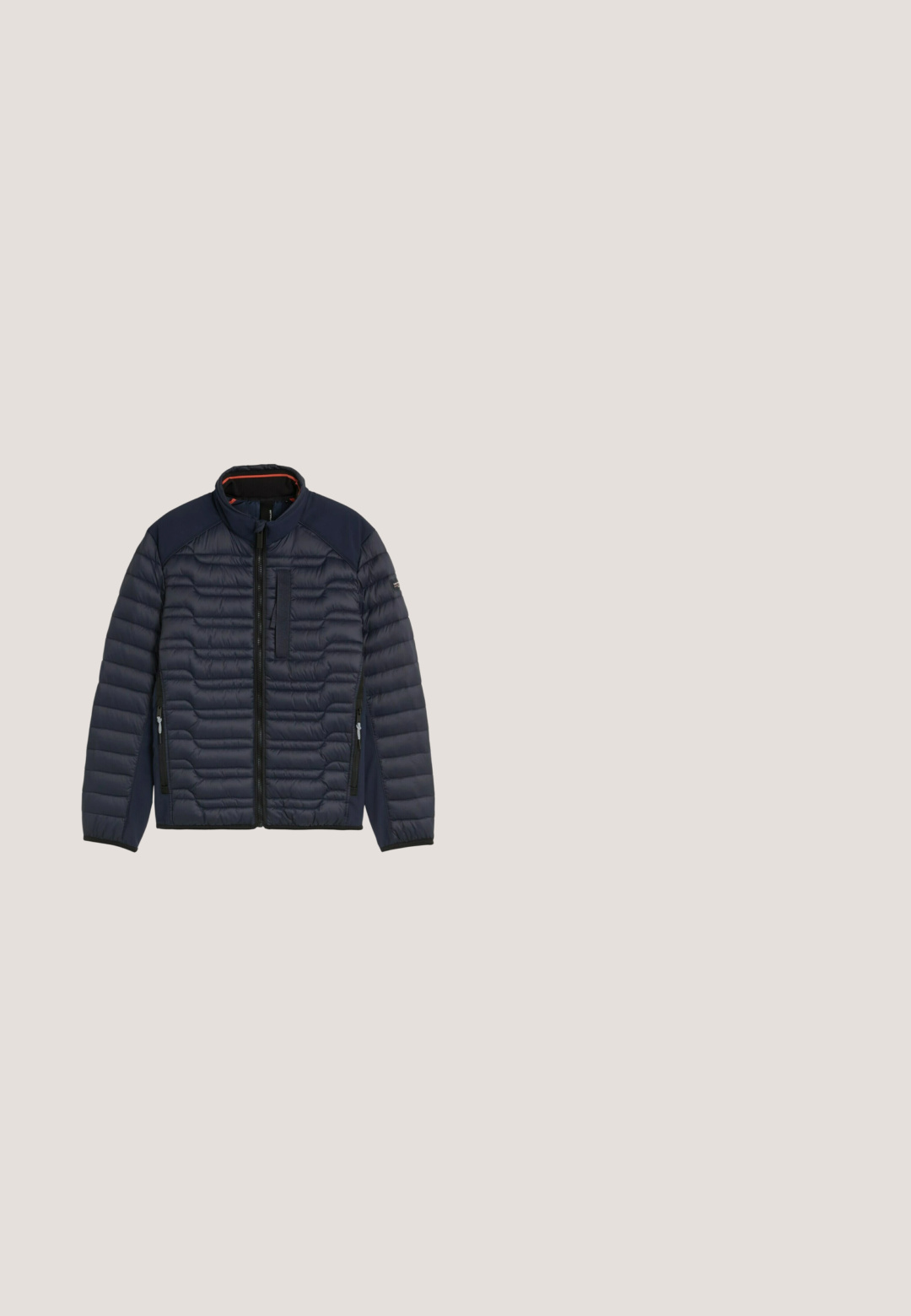 Marineblauwe doorgestikte jas met volledige voorrits, ritszakken aan de zijkant, een verticale borstzak met rits en een hoge kraag.; Lichtblauwe lange mouwen sweater met een kwart-rits aan de voorkant en ribbels aan de kraag, manchet en zoom, weergegeven op een witte achtergrond.; Donkerblauwe polo shirt van katoen, met een klassieke kraag, een drie-knopen placket en contrasterende lichtgrijze afwerking op de kraag en mouwen.; Blauwe rechte spijkerbroek met voorzakken, riemlussen, knoop- en ritsluiting, plat liggend op een witte achtergrond.; Zwarte leren veterschoenen tot de enkel met beige rubberen zolen, een zijrits en bruine accenten op de kraag en tong.; Zwarte leren crossbody tas met een textuur, voorzien van een ritscompartiment en een verstelbare schouderband; beschikt over een voorvak en een merklabel aan de voorkant.