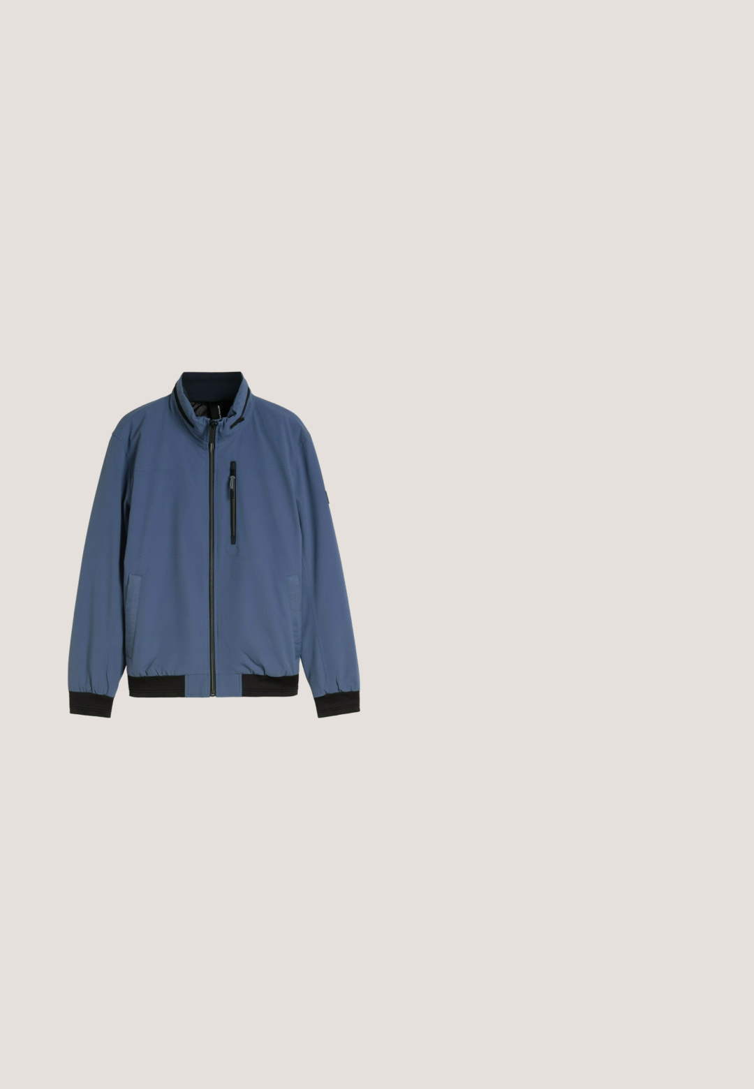 Blauwe jas met ritssluiting, hoge kraag, zwarte manchetten en boord, en een borstzak met ritssluiting aan de linkerkant.; Lichtblauwe gebreide pullover met een hoge kraag, halve rits en ribgebreide mouwen. Bevat een gestructureerd patroon en een klein merkje op de mouw.; Beige T-shirt met korte mouwen en ronde hals, met een horizontale afbeelding met tekst en kaartcoördinaten over de borst.; Jeansshorts in een medium blauwe tint, met een rechte snit, elastische tailleband, twee voorzakken en gestikte details.; Bruine leren enkellaars met beige zool, veters aan de voorkant, gevoerde kraag en zichtbare merknaam "Tom Tailor" aan de zijkant.; Bruine leren crossbody tas met een gladde textuur, ritsluiting, verstelbare stoffen schouderband en een reliëfontwerp met vleugels aan de voorkant.
