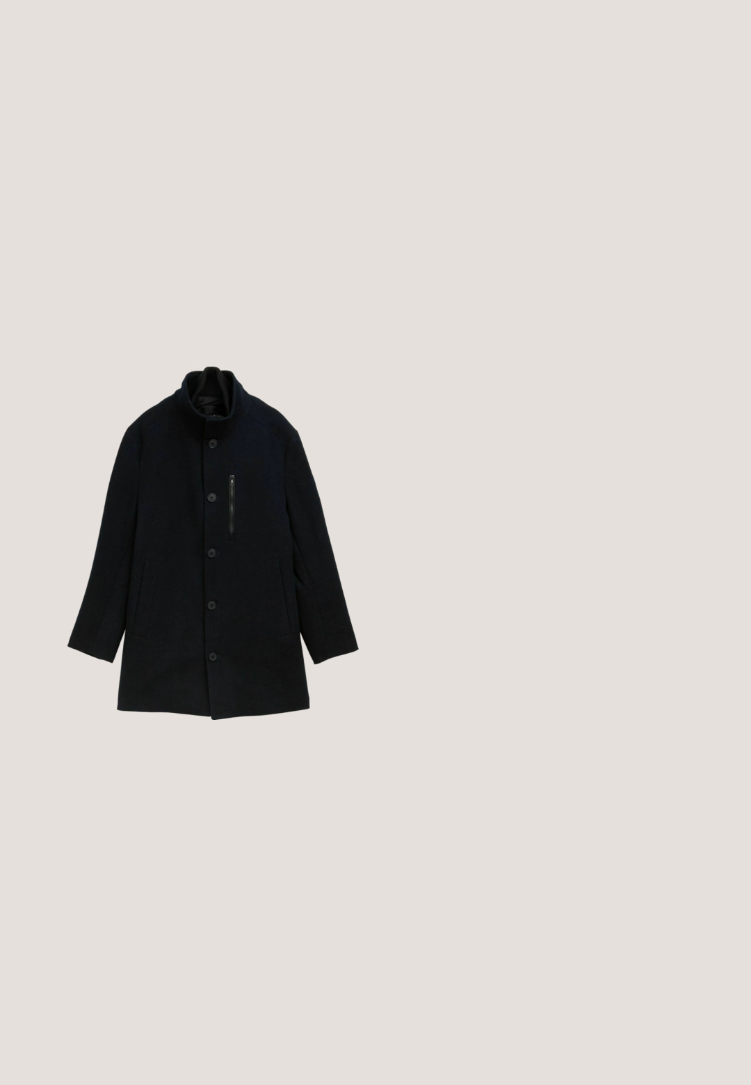 Long manteau en laine noir avec col montant, quatre boutons devant, poches latérales et une poche poitrine zippée, posé à plat sur fond blanc.; Pull bleu marine à manches longues avec col rond, poignets et ourlet côtelés, présenté sur fond blanc.; Chemise à manches courtes en tissu bleu marine avec un motif floral blanc, col décontracté, et ourlet droit avec deux boutons.; Jean noir droit avec cinq poches, fermeture à boutons et passants de ceinture, présenté à plat sur fond blanc.; Bottes noires en cuir, avec un design à lacets et une fermeture éclair sur le côté, poignet rembourré et semelle en caoutchouc robuste. Détails de couture renforcés.; Ceinture en cuir noir avec une boucle en métal gris mat. Présente une texture lisse et un détail de couture simple sur la sangle.