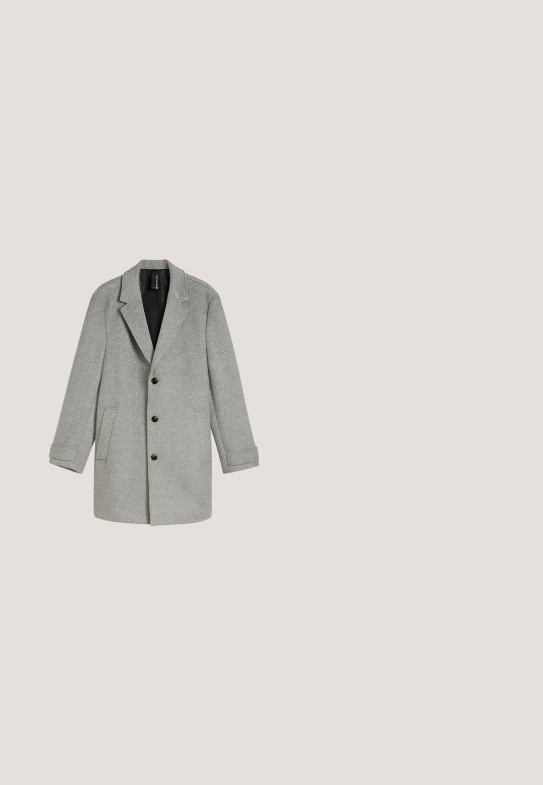 Manteau en laine gris clair à simple boutonnage avec revers crantés, trois boutons noirs, deux poches avant et détails aux poignets, présenté sur fond blanc.; Pull noir à manches longues et col en V avec des poignets et un ourlet côtelés, présenté sur un fond blanc.; Polo noir en tissu lisse, avec un col classique, des manches courtes et une patte de boutonnage, sans motifs ni accents.; Pantalons en denim noir à coupe droite, avec une taille standard, cinq poches et une fermeture à bouton. Texture lisse sur toute la surface.; Bottine en cuir noir avec bout arrondi, laçage sur le devant, talon bas et semelle cousue, présentée en profil sur fond blanc.; Sac à bandoulière noir en tissu et cuir avec poche zippée et sangle réglable de marque sur fond blanc.
