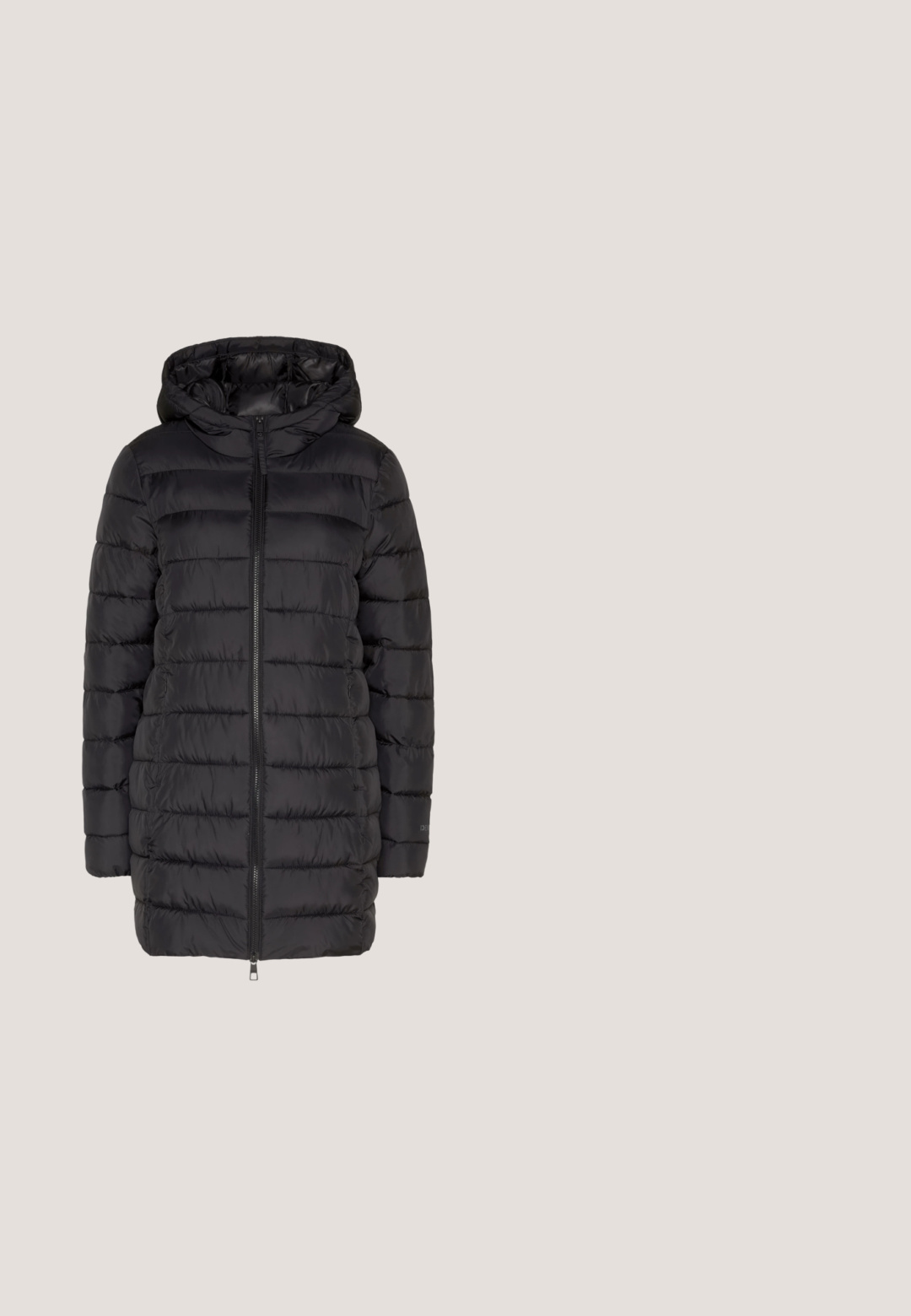 Doudoune noire avec capuche, présentant une fermeture éclair à l'avant, un motif matelassé horizontal et une coupe mi-longue. Texture lisse.; Haut à col roulé long à manches longues en blanc côtelé, au design ajusté et à la texture lisse, avec un col haut et une silhouette élancée.; Jean large noir en denim, avec une taille haute, un design à cinq poches et une fermeture éclair avec bouton.; Mocassins en cuir noir avec une semelle plateforme épaisse et texturée, et une sangle décorative sur le dessus. Fini lisse et brillant.; Sac fourre-tout noir texturé avec deux longues poignées, comportant une pochette détachable plus petite attachée par une fermeture éclair en accent doré.; Boucles d'oreilles créoles en or et en argent avec une finition métallique mélangée, présentant un design courbé lisse et une fermeture sans couture.