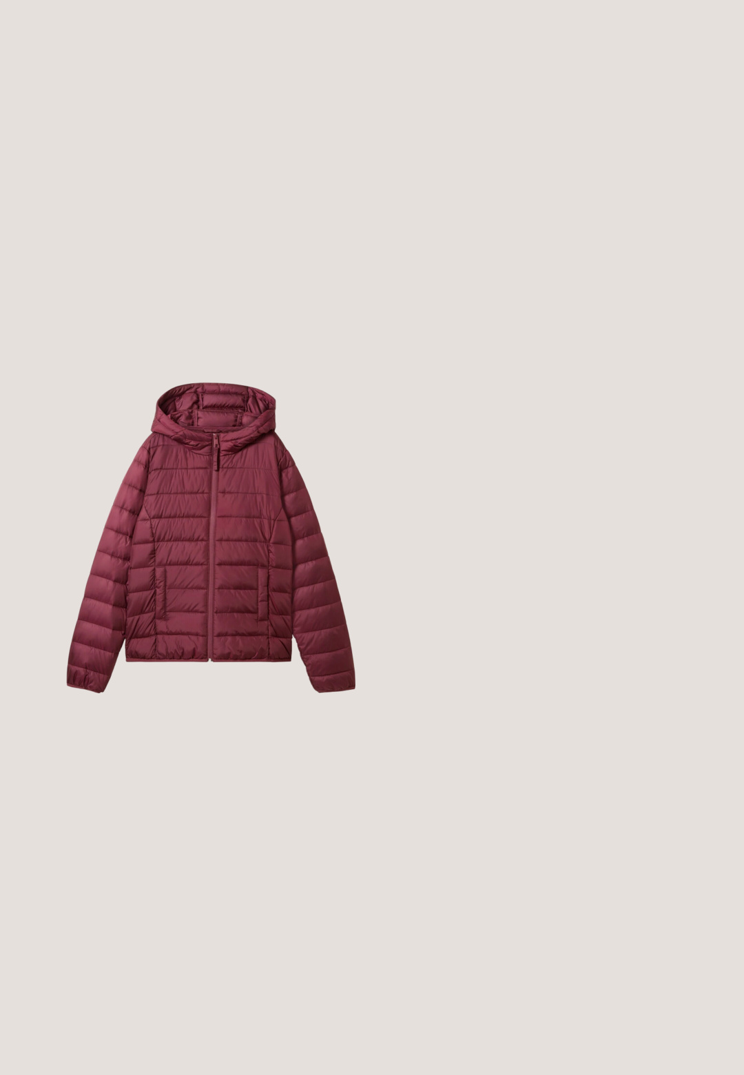 Burgunderfarbene Steppjacke mit Reißverschluss, Kapuze und gestepptem Design. Verfügt über Vorderaschen und eine glatte, leichte Textur.; Rosa Sweatshirt aus weichem Stoff, mit Rundhalsausschnitt, langen Ärmeln, gerippten Bündchen und einem kleinen "pour toujours"-Logo in Orange.; Schlichtes T-Shirt mit kurzen Ärmeln und Rundhalsausschnitt in einfarbigem Pink, flach liegend mit sichtbarem Kragenetikett.; Dunkelblaue Denim-Jeans mit schmaler Passform, orangefarbener Naht, fünf Taschen und einem Knopfverschluss an der Taille.; Rosa Wildleder-Sneaker mit grünem Fersenakzent und Streifen. Verfügt über eine runde Zehe, Schnürung vorne und eine Gummisohle. Durchbrochene Details an den Seiten.; Rosa synthetische Umhängetasche mit strukturiertem gewebtem Muster, rechteckiger Form, Reißverschlussverschluss und verstellbarem Schultergurt.