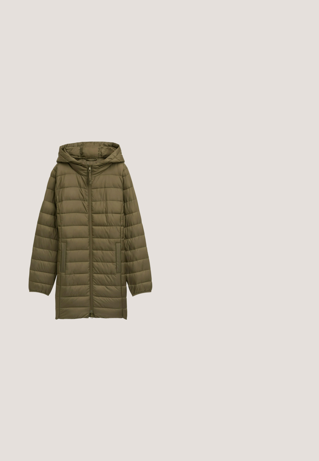 TOM TAILOR DENIM LIGHTWEIGHT STEPP MIT KAPUZE - Wintermantel - grape leaf green; Langärmliger, lockerer Pullover aus einem weichen, rosa Strickmaterial. Rundhalsausschnitt und überschnittene Schultern, mit einer strukturierten Oberfläche.; Weißes Oberteil mit drei Viertelärmeln aus strukturiertem Stoff und weitem Rundhalsausschnitt. Hat einen lockeren Schnitt und dezente Rippstrukturen.; Dunkelblaue gerade geschnittene Jeans aus Denim. Verfügt über fünf Taschen, kontrastierende orangefarbene Nähte und ein Etikett am Bund mit dem Markennamen.; Beige Knöchelschuh mit elastischen Seitenpaneelen, strukturiertem Stoff und einer dicken weißen Gummisohle. Verfügt über eine Zuglasche für einfaches Anziehen.; Beige rechteckige Tragetasche mit zwei Griffen und abnehmbarem Schultergurt, strukturierter Stoff und dezent eingeprägter Markenname auf der Vorderseite.