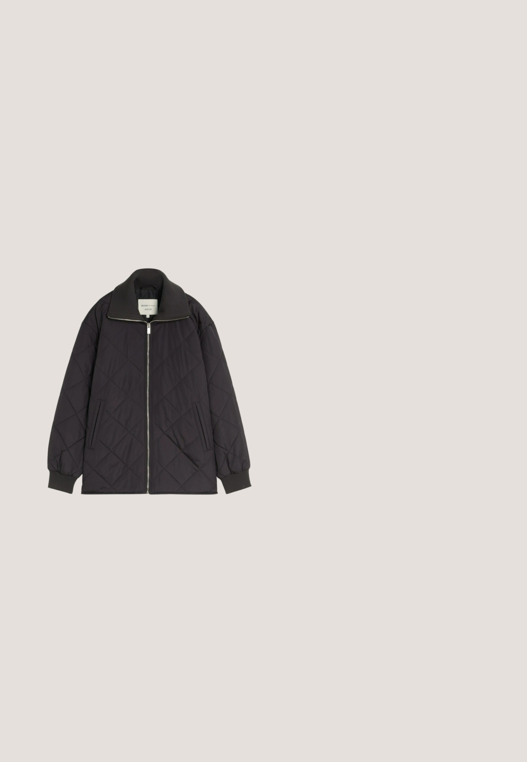 Zwarte doorgestikte jas met een volledige ritssluiting aan de voorkant, hoge kraag, geribde manchetten en twee zijzakken.; TOM TAILOR DENIM V NECK - Trui - deep black; TOM TAILOR DENIM T-shirt basic - gardenia white; Donkerblauwe rechte jeans van denim. Heeft vijf zakken, contrasterend oranje stiksels en een label op de tailleband met de merknaam.; TOM TAILOR Enkelkaarsjes - black; Zwarte tote bag met een geweven textuur, gemaakt van synthetisch materiaal, met twee lange handvatten en een rechthoekige vorm met een logo patch.