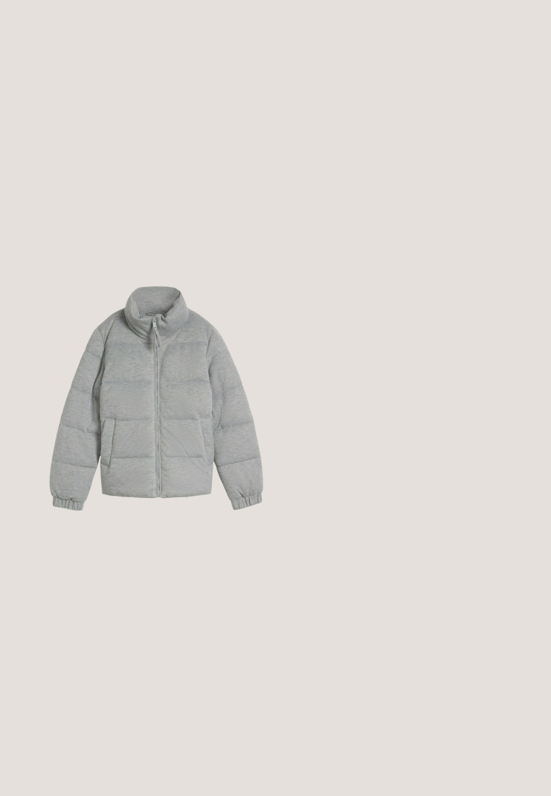 Hellgraue, wattierte Jacke mit hohem Kragen, Frontreißverschluss, seitlichen Taschen und elastischen Bündchen an den Ärmeln.; Hellegrau Crewneck-Sweatshirt aus weichem, strukturiertem Stoff. Verfügt über Raglanärmel und einen cropped Saum. Minimalistisches Design ohne Muster.; Graues langärmliges T-Shirt aus weichem Stoff, mit Rundhalsausschnitt und geradem Schnitt; glatte Textur ohne Muster oder Verzierungen.; Grau gestrickte Hosen mit weitem Bein, mit geripptem Bund und verstellbarem Kordelzug, entworfen für den Freizeit- oder Loungebereich.; Graue Hausschuhe mit einem Obermaterial aus Wildleder, weichem Fellfutter, offenem Zehendesign und einer dicken, strukturierten Sohle für Komfort und Unterstützung.; Hellgraue Lederhandtasche mit zwei oberen Tragegriffen, abnehmbarem Schulterriemen und minimalistischem dreieckigem Logopatch auf der Vorderseite.