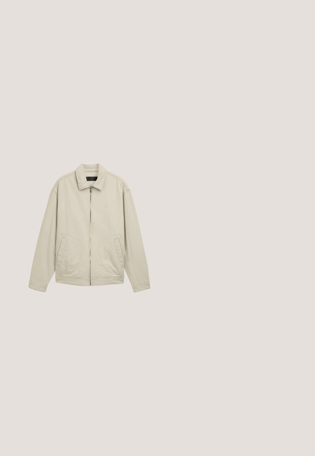 Beige lichtgewicht jack met een rits aan de voorkant, gestructureerde kraag, zijzakken en een ontspannen pasvorm. Gemaakt van een katoenen mengsel met minimale stikdetails.; Grijze polo met een gestructureerde stof, voorzien van een knoopsluiting met drie knopen, lichtblauwe en oranje kraagaccenten, en een klein logo op de borst.; Blauwe rechte spijkerbroek met voorzakken, riemlussen en een knoopsluiting, afgebeeld tegen een witte achtergrond.; Jack & Jones Lace-up Lace-up - Veterboots - cognac; Gouden metalen zonnebril met vierkante monturen; donkergrijze gradient lenzen; lichte pootjes met transparante rubberen neussteunen. Minimalistisch ontwerp.; Compact marineblauwe stoffen crossbodytas met een zwarte leren voorvouw en verstelbare schouderriem, aan de voorkant bedrukt met merknaam.