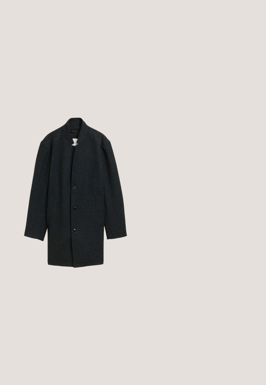 Mørkegrå uldfrakke med et minimalistisk design, der har ståkrave, knapper foran og sidelommer. Struktureret stof med et subtilt mønster.; Mørkeblå striktrøje med kabelmønster, rund halsudskæring og kontrastfarvet stribet kant ved ærmerne. Langærmet, afslappet pasform.; Simpel sort t-shirt med korte ærmer og rund hals lagt fladt på en hvid baggrund.; Blå straight-leg denim jeans med frontknap og lynlåslukning, fem-lomme design og subtilt falmede områder på lår og knæ.; Sort læder Chelsea-støvle med elastiske sidepaneler, rundet tå, trækrem og tekstureret gummisål for greb.; Sort rektangulær toilettaske med foranliggende horisontal lynlåslomme og sidebærerem, vist på hvid baggrund.