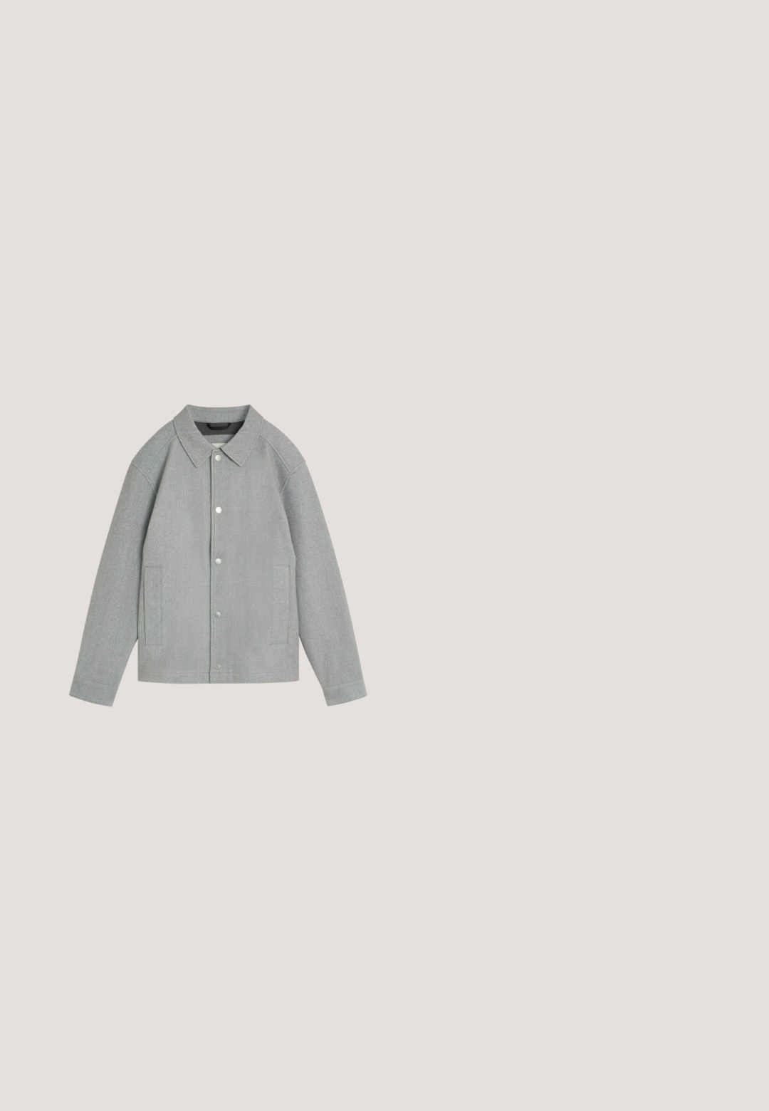 Blødt gråt stof med tre sølv trykknapper arrangeret lodret langs en søm, der viser tekstur og folder.; Lysegrå langærmet rundhalset sweater med ribkant ved ærmer og kant, vist mod en hvid baggrund.; Kortærmet T-shirt med rund hals i off-white bomuld. Har en afslappet pasform med glat tekstur og ingen bemærkelsesværdige mønstre eller accenter.; Grå denimbukser med lige pasform, der har frontlommer og knaplukning. Stoffet har en blød tekstur og diskrete syninger.; Høje sneakers i mørkegrå ryg med en struktureret overflade, flade snørebånd og en tyk gummisål med subtile syningsdetaljer.; Sort tekstureret læder crossbody taske med en lynlåslomme og justerbar stropp; har en forlomme og et mærketikette foran.