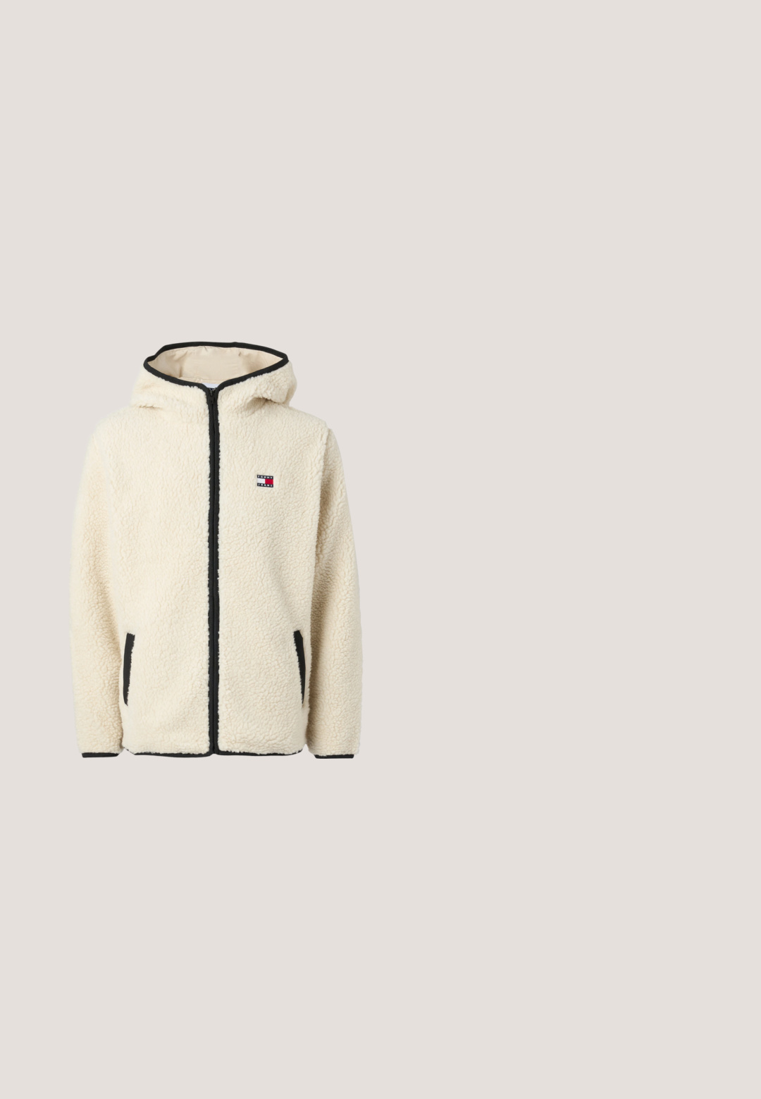 Kremfarvet fleece hoodie med lynlås foran, sort kant og logo-patch. Har sidelommer og et blødt, tekstureret stof.; Hvid T-shirt med korte ærmer, rund hals og lille Tommy Jeans-logo på venstre bryst samt mærketag indeni kraven.; ONLY ONLWAUW MID WAIST - Jeans Slim Fit - dark blue denim; Sølv sneakers med en glat overflade, snørebånd, perforerede detaljer og en struktureret brun gummi sål.; Navyblå rektangulær skuldertaske med justerbar sort strop og lille sort logopatch i nederste højre hjørne.; Sølv hoops øreringe udsmykket med klare rhinsten, der har en glat overflade og en rund form. Geometrisk design med glitrende accenter.