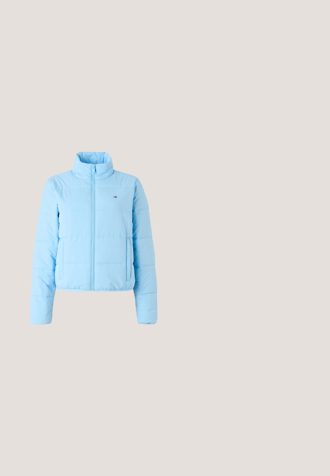 Veste rembourrée bleu clair avec un col haut, fermeture éclair à l'avant et texture matelassée horizontale. Présente un petit logo sur la poitrine gauche.; Pull en tricot blanc avec finitions bleu clair, présentant un dauphin bleu clair et des formes abstraites brodées sur le devant.; Jean en denim bleu clair avec une coupe ample, des jambes larges et des poches avant à rabat. Il possède une fermeture à bouton et des passants de ceinture.; Baskets blanches et beige clair avec un dessus en maille et cuir, bout rond, design à lacets, col rembourré et semelle texturée.; Trousse matelassée bleu clair avec une fermeture éclair noire et deux curseurs, sur fond blanc uni.; Boucles d'oreilles en forme de cœur en coloris or, avec une surface texturée, ornées de pierres précieuses roses, présentant un design de serrure en haut.