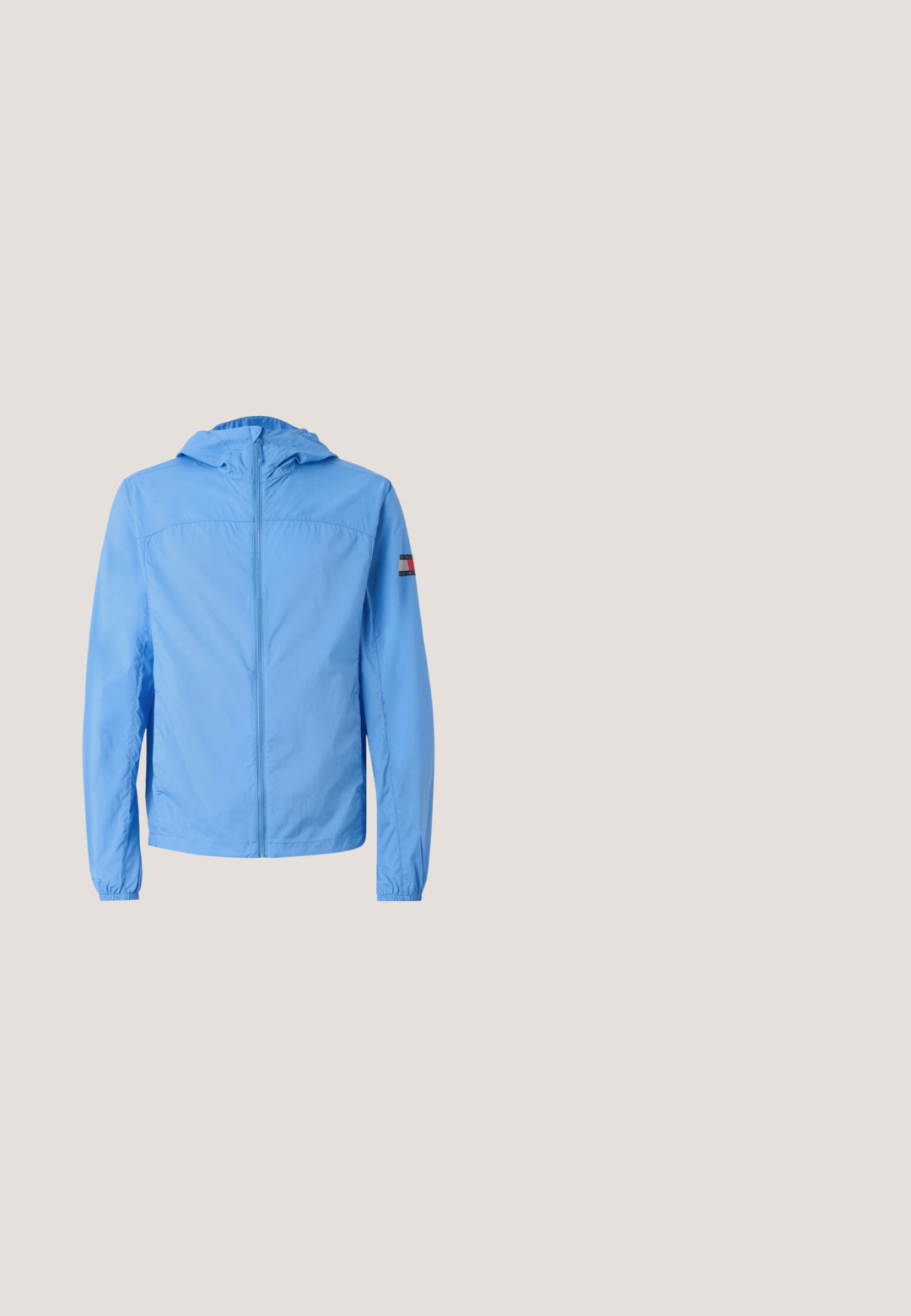 Chaqueta azul clara con capucha, cierre frontal completo, puños elásticos y un parche de logo en la manga izquierda. Textura suave y material ligero.; Sudadera blanca con un bolsillo frontal, que presenta una impresión gráfica roja con el texto "CALVIN KLEIN NEW YORK" en tipografía negrita. Cuerdas ajustables.; Polo azul marino con rayas horizontales blancas, tapeta con tres botones y cuello. Presenta un pequeño logotipo en el pecho izquierdo.; Pantalones cortos casuales azul claro con cintura elástica y cordón, con un pequeño logo "GAP" en la parte inferior derecha de la pierna.; Zapatillas negras con parte superior de cuero liso, acento beige, puntera redonda, suela plana y suela de caucho negra. Presenta un detalle de logo minimalista.; Riñonera negra de nylon, con un diseño redondeado, cierre de cremallera y un pequeño estuche accesorio extraíble con un patrón geométrico.
