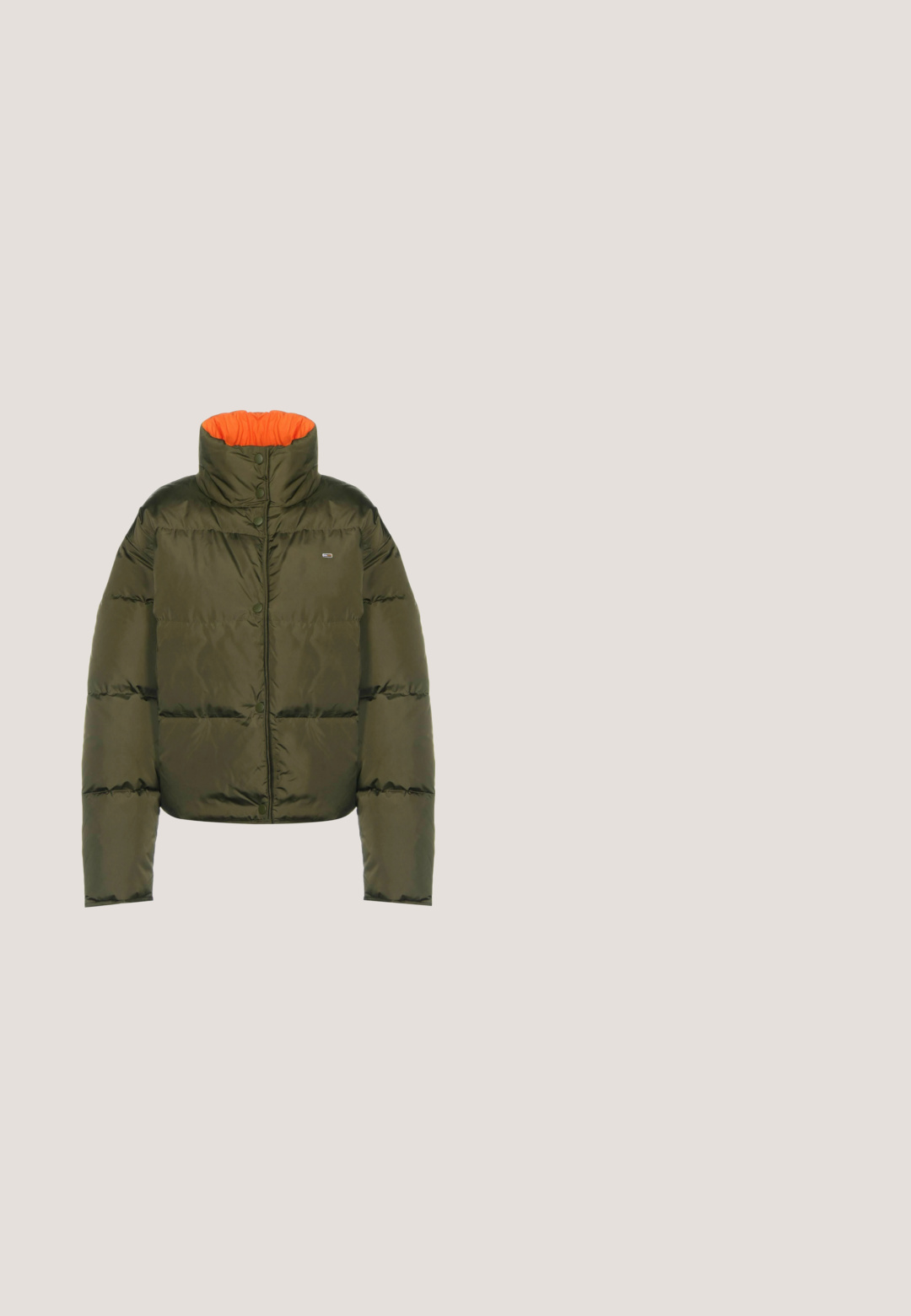 Oliven grønt puffjakke med høj krave, orange foring og trykknapper. Har et firkantet design og quiltet tekstur.; Olivengrøn hættetrøje med en frontkangaroo lomme, der har et trykt sort tekstlogo. Fremstillet af blødt stof, med snoretræk i hætten og ribbede manchetter.; Hvid bomulds t-shirt med korte ærmer og rund halsudskæring. Har grøn tekst "CHEERS" og "BUBBLES" trykt på forsiden.; Khaki cargo bukser med elastisk talje, flere sidelommer og justerbare manchetter. Fremstillet af et holdbart stof med en glat tekstur.; Hvide læder Nike Air Force 1 sko med grønne detaljer, snøre og sål; med perforeret tå og guld detaljer på snøreområdet.; Grøn stof skuldertaske med et buet design, sorte metaldele og en polstret krop. Har en justerbar strop og logo patch.