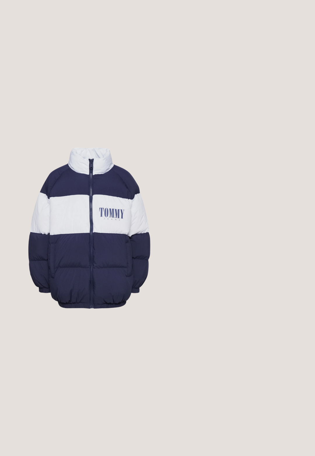 Marineblå og hvid pufjakke med høj krave, lynlås lukning og "TOMMY JEANS" logo på brystet. Har et kasseformet design og elastiske manchetter.; Hvid T-shirt med rund hals, korte ærmer, slank pasform og ribbet stofstruktur, vist på en ensfarvet lys grå baggrund.; Lyseblå højtaljede bukser med bred benåbning, med frontknap og lynlås, samt for- og baglommer, på en hvid baggrund.; Hvide lædersneakers med en glat overflade, rund tå, lavsnit, snørebånd og en platformsolet, der har diskret branding på siden.; Sorte firkantede solbriller med mørkegrønne linser, der har kraftige stel og sølvdetaljer på siderne. Fremstillet i Italien.; Sølv hoops øreringe, cirkulær form, glat skinnende tekstur og ensartet bredde hele vejen igennem. Minimalistisk design uden yderligere accenter.