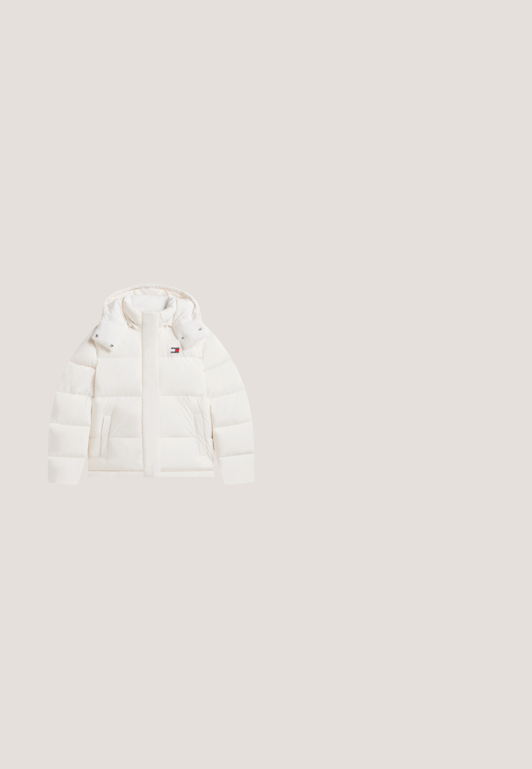Chaqueta de invierno acolchada blanca con capucha, bolsillos delanteros y un pequeño logo rectangular en rojo, blanco y azul en el pecho izquierdo.; Camiseta de manga corta color beige claro con cuello redondo y pequeño logo rectangular "Tommy Jeans" centrado en el pecho.; Pantalones cortos de rayas en azul claro con cintura elástica, bolsillos frontales y cierre de botón. Hechos de una tela suave y ligera.; Zapatillas de ante beige con acentos blancos y suela de goma. Presentan un logo elevado en el lateral y cordones beige en contraste. Diseño clásico.; Bolso de hombro Tommy Jeans azul claro con correa ajustable y cierre de cremallera, mostrado sobre un fondo liso.; Pendientes de aro en tono plata con un diseño liso y redondeado, y un pequeño acento de franjas rojas, blancas y azules. Sujetador de presión seguro.