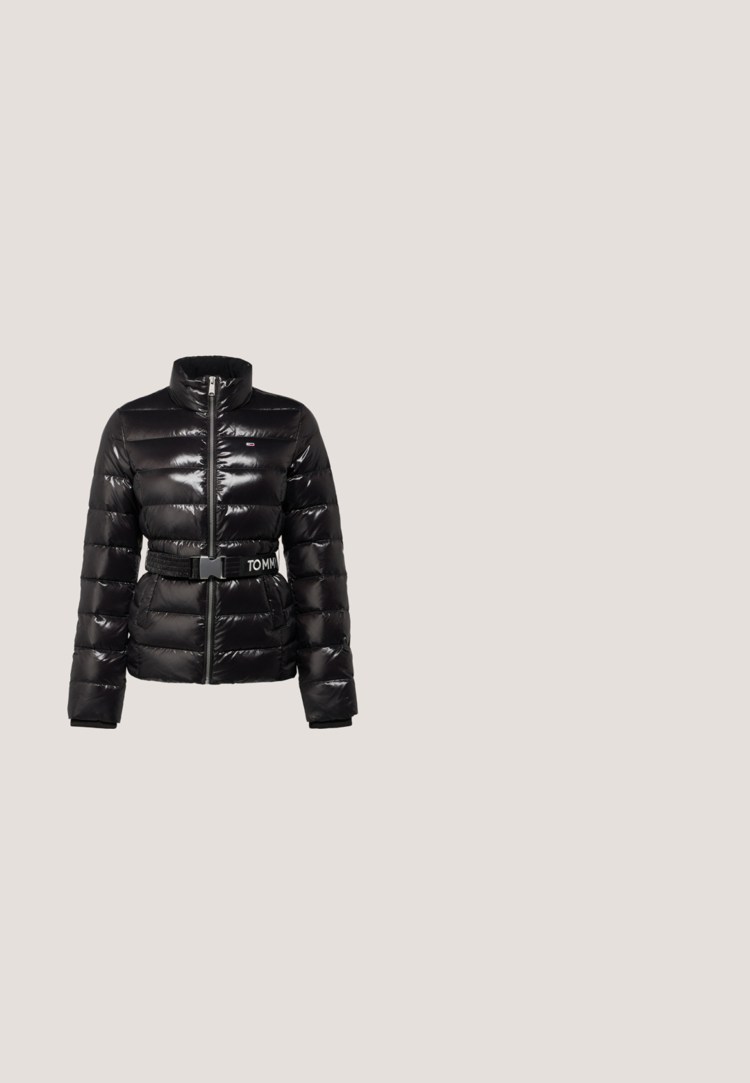 Chaqueta acolchada negra con acabado brillante, cuello alto, cremallera de longitud completa y un cinturón negro que lleva el nombre de la marca. Patrón acolchado horizontal.; Suéter de punto negro de manga corta con cuello redondo, que presenta un pequeño logo bordado en rojo, blanco y azul en el pecho.; Jeans de mezclilla azul con un ajuste ajustado, que presentan un ligero desgaste, dos bolsillos delanteros y detalles ligeramente desgastados cerca de las rodillas.; Tommy Hilfiger Botines de tacón - black; Bolso de piel negra con forma curva, una correa de cadena dorada y un acento de logo en la parte frontal. Presenta un cierre con cremallera. Textura suave.; Par de pendientes de aro dorados brillantes con forma cuadrada y un pequeño detalle a rayas rojo, blanco y negro cerca del cierre sobre un fondo blanco.