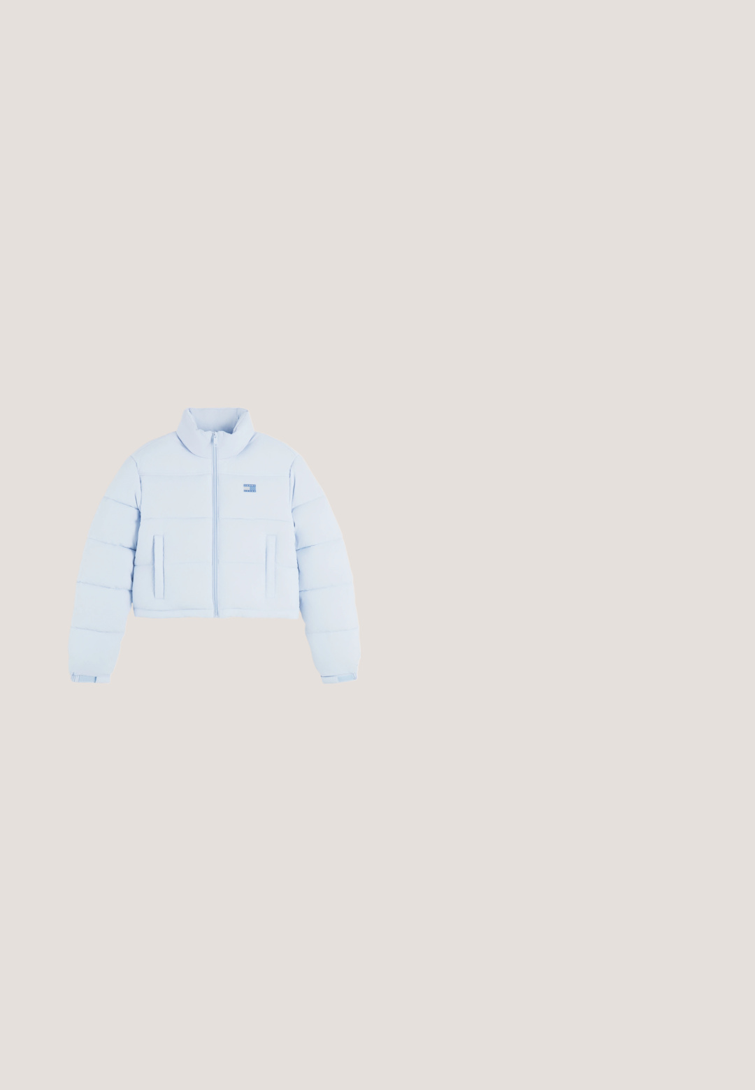 Hellblaue, kurze Steppjacke mit Stehkragen, Reißverschluss vorne, zwei vertikalen Vordertaschen und gesteppten horizontalen Nähten.; Hellblaues, geripptes T-Shirt mit kurzen Ärmeln und dem dunkelblau bestickten Schriftzug "tommy jeans" auf der Brust sowie einem gebrandeten Halsbandetikett.; Himmelblaue Velours-Shorts mit einem elastischen Bund, Kordelzug und zwei seitlichen Reißverschlusstaschen. Mit einem kleinen gestickten Logo auf dem Oberschenkel.; Weißer Sneaker mit glattem, synthetischem Obermaterial, flacher Sohle und rundem Zehenbereich. Mit goldenem Logodetail an der Seite und weißen Schnürsenkeln. Strukturierte Akzente.; Hellblaue Tommy Jeans Handtasche mit langen Trägern, abgerundeter rechteckiger Form und sichtbarem Reißverschluss mit Zuglasche.; Silbernes Kettenarmband mit goldenen, verdrehten ovalen Gliedern, gleichmäßig verteilt, mit Karabinerverschluss und kleinem rundem Metallanhänger.