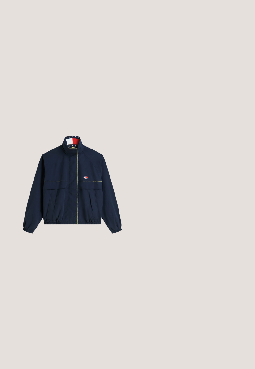 Mørkeblå lynlåstrøje med elastiske ærmegab og kant, forlommer, lille Tommy Hilfiger-logo på brystet og logo-tryk inde i kraven.; Marineblå kort polo med lyserød kravekant, tre-knaps lukning og lille Tommy Jeans logo på venstre bryst.; Blå denimshorts med knap og lynlås foran, bæltestropper og en lille frontlomme med et diskret logopatch.; Sort gummistøvle med rund tå, struktureret sål og justerbar remdetalje. Glat overflade med mat finish.; Marineblå Tommy Jeans håndtaske med to korte hanke, justerbar skulderrem og logopatch på forsiden i midten.; Øreringe i sterling sølv med et snoet design, der har glatte og skinnende overflader. Ingen synlige mønstre eller aksenter.