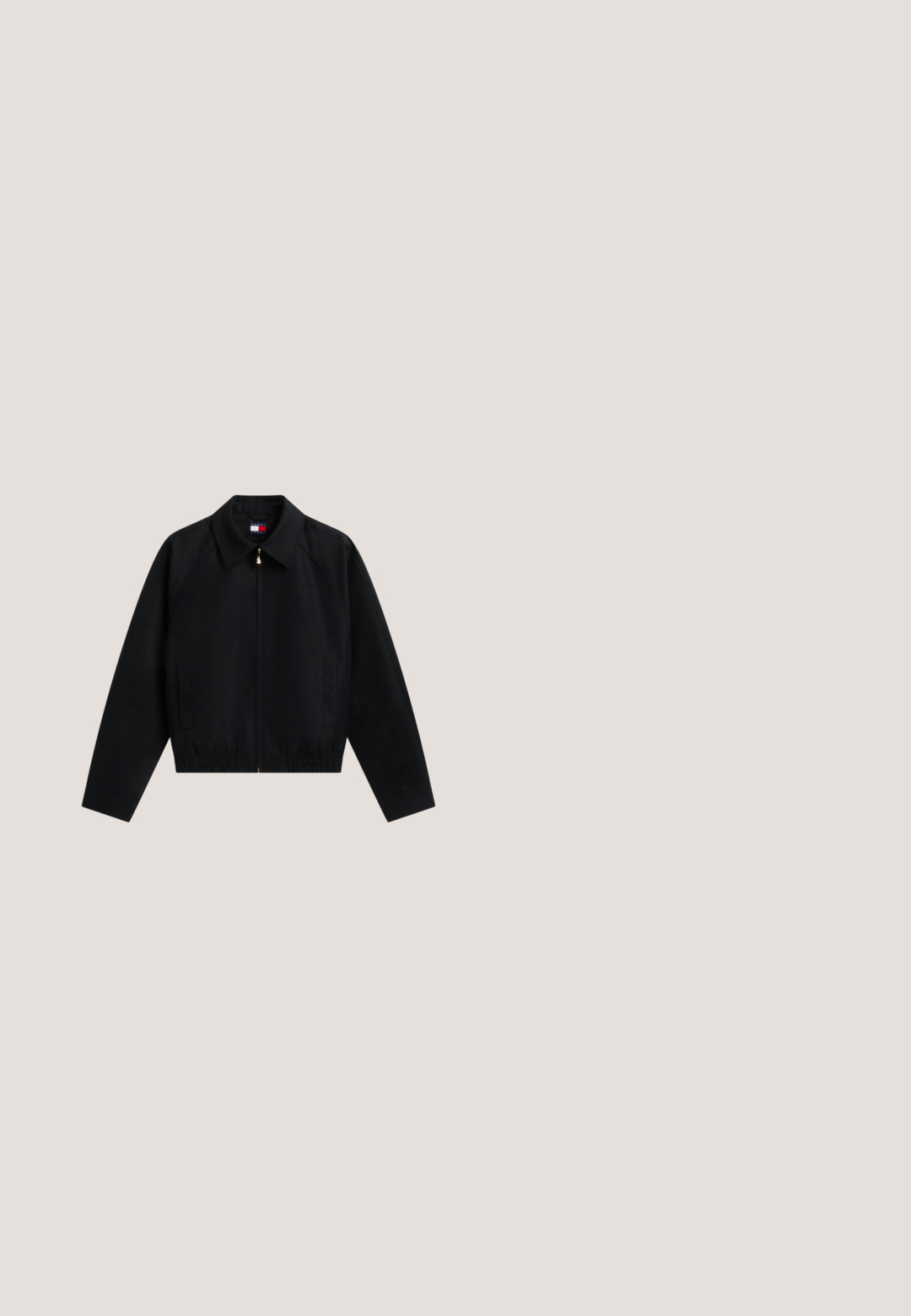 Zwarte jas met rits en kraag, twee zijzakken, elastische zoom en klein logo op de borst tegen een witte achtergrond.; Marine blauwe cardigan van zacht materiaal met een ronde hals, lange mouwen en een knoopsluiting aan de voorkant. Minimalistisch ontwerp.; Zwart-wit gestreepte T-shirt met korte mouwen, een zwarte ribbelige ronde hals en een klein logo op de linkerborst.; Zwarte rechte pantalon met een elastische tailleband, gladde stof en een strak, minimalistisch ontwerp.; Zwarte leren platte schoen met ronde neus en lage hak, ontworpen voor casual of formeel gebruik.; Zwart leren hobo-tas met groot, gebogen handvat, opvallende stiksels en geperst logo aan de voorkant. Gladde textuur met een zachte glans.
