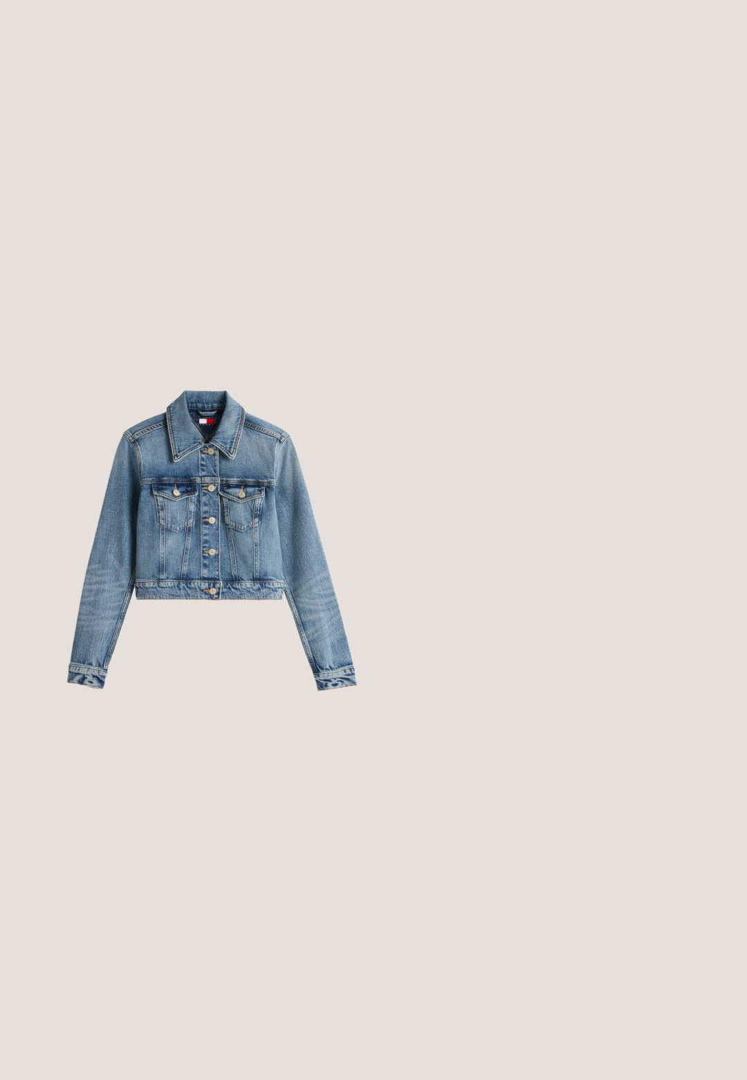 Μπλε cropped denim μπουφάν με μακριά μανίκια, μπροστινό κούμπωμα με κουμπιά, δύο κλειστά τσέπες στο στήθος και γιακά, απλωμένο επίπεδα σε λευκό φόντο.; Ανοιχτόκίτρινο πουλόβερ με στρογγυλή λαιμόκοψη και μακριά μανίκια, με κεντρικό μαύρο, λευκό και κόκκινο λογότυπο Tommy Jeans.; Σκούρο μπλε φόρεμα από τζιν με halter λαιμόκοψη και άσπρες ραφές, εφαρμοστό στο πάνω μέρος και φαρδαίνει προς το τελείωμα.; Λευκά αθλητικά παπούτσια με υφή στο σχέδιο, λεία δερμάτινη επιφάνεια, επίπεδη σόλα, μεταλλική χρυσή λεπτομέρεια στη φτέρνα και γκρίζα θηλιά πίσω.; Λευκή ψεύτικη δερμάτινη τσάντα ώμου με μακρύ ιμάντα, διαθέτει μαγνητικό καπάκι και μπλε, κόκκινη και λευκή ρέλιτ σταμπαρισμένη στο μπροστινό μέρος.; Σκουλαρίκια από ασημί ασήμι με στριφτό σχέδιο, που διαθέτουν λεία και γυαλιστερή επιφάνεια. Χωρίς ορατά σχέδια ή ακμές.