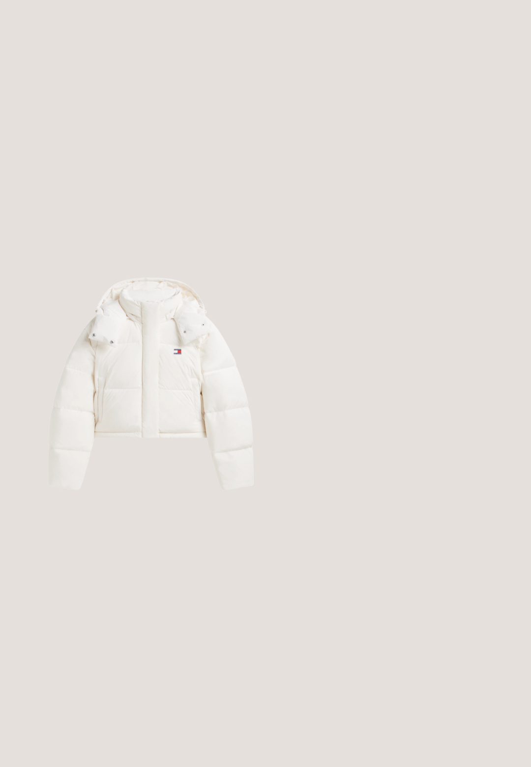 Doudoune blanche avec col montant, capuche détachable, manches longues et petit logo rectangulaire sur la poitrine, présentée sur fond blanc.; Pull blanc à manches longues avec un col rond, présentant un design triangulaire texturé et un logo métallique "GUESS" au centre.; Pantalon droit couleur blanc cassé avec taille élastique, cordon de serrage et poches zippées des deux côtés, arborant une broderie discrète du logo sur la cuisse droite.; Des sneakers chunky en crème avec une semelle intermédiaire blanche et une semelle en caoutchouc beige. Comprend des détails embossés et des œillets ronds pour les lacets avec des accents métalliques.; Sac d'épaule bicolore beige et marron avec bandoulière réglable, plaque logo triangulaire et deux porte-clés de marque attachés à la poignée.; Bracelet chaîne en or avec pendentif en forme de cœur présentant un design de serrure, accompagné de boucles d'oreilles clous assorties en forme de cœur ornées de strass.