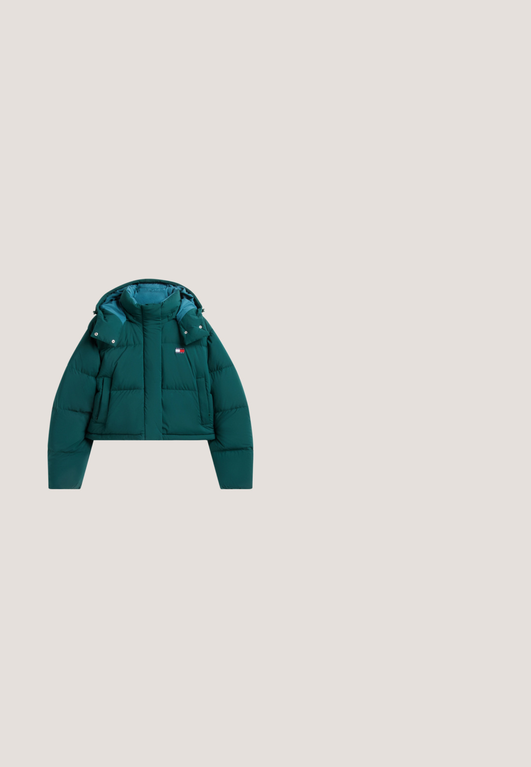 Chaqueta acolchada verde oscuro con cuello alto, capucha desmontable, bolsillos laterales y pequeño logo rectangular en rojo, blanco y azul en el pecho izquierdo.; Sudadera verde de algodón, con cuello redondo, puños acanalados y un logo blanco "PEGADOR" en el pecho.; Polo de color verde oscuro hecho de tejido acanalado, con cuello, mangas cortas y un pequeño logo bordado en el pecho. Tapeta de cinco botones.; Los pantalones de campana verdes con estampado cuentan con una cinturilla elástica y franjas verticales blancas a lo largo de los costados, hechos de un material suave y ligero.; Zapatilla de ante beige con tres tiras de velcro, suela de goma marrón y un pequeño logo verde de cocodrilo en el lateral.; Bolso tote de color verde oscuro hecho de material texturizado con dos asas largas, que presenta un pequeño logotipo en la parte frontal y un cierre de cremallera.