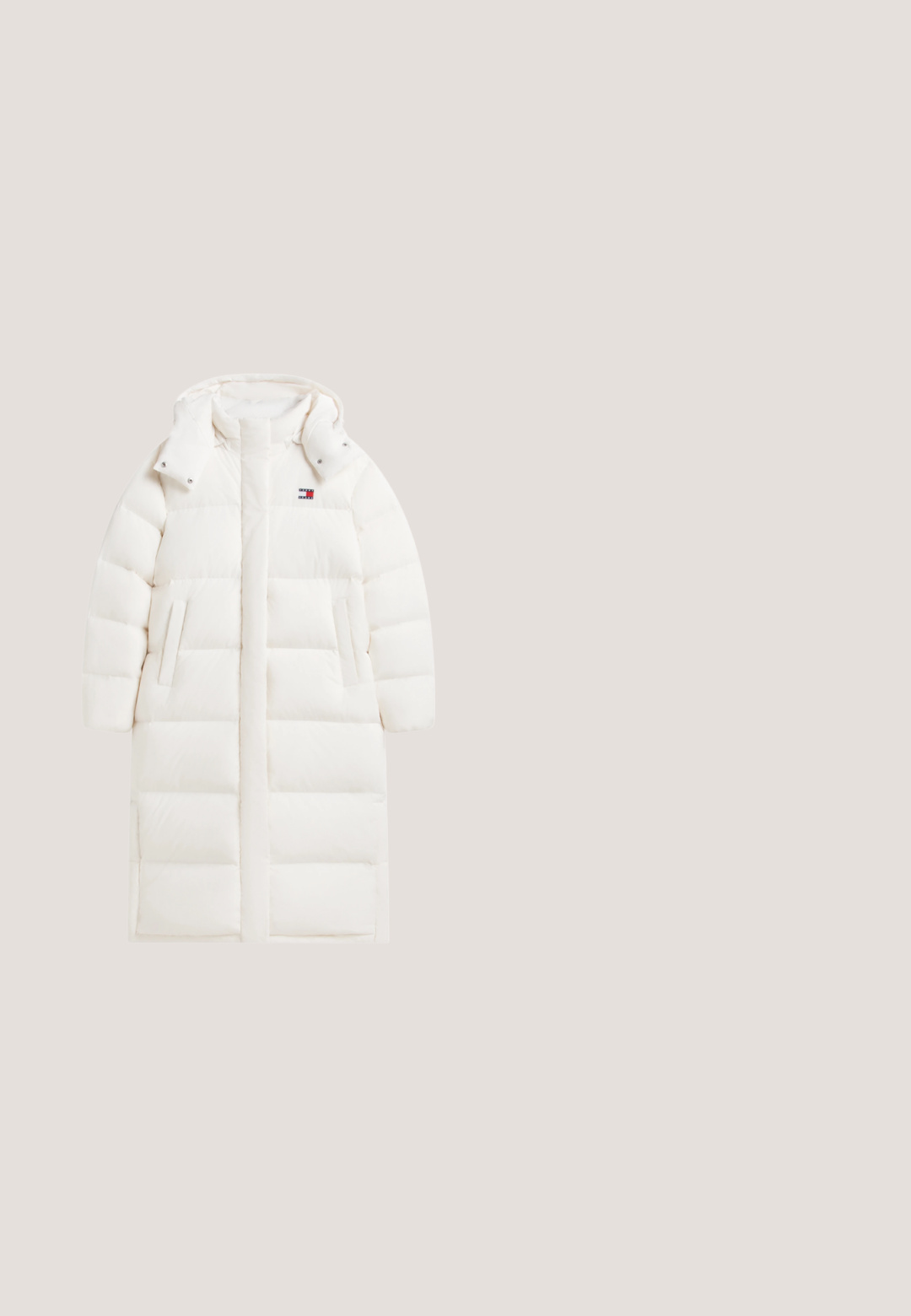 Long manteau d'hiver blanc matelassé avec capuche, poches avant et petit logo rouge, blanc et bleu sur la poitrine.; Pull blanc à manches longues avec fermeture éclair sur le quart avant et col montant, avec un petit logo brodé sur le côté gauche de la poitrine.; T-shirt à manches courtes col rond couleur sarcelle avec le texte blanc "TOMMY JEANS Sports Club New York 1985" et un petit logo sur la manche gauche.; Pantalon de jogging bleu clair à taille élastique avec poches latérales et petit logo Tommy Jeans sur la partie supérieure de la cuisse gauche.; Baskets plateforme en crème, beige et lavande avec une finition en cuir lisse et en velours, dotées d'une semelle texturée et d'un laçage à l'avant.; Mini-sac à dos compact Tommy Jeans bleu foncé avec poche avant zippée, poignée supérieure et bandoulière amovible sur fond uni.