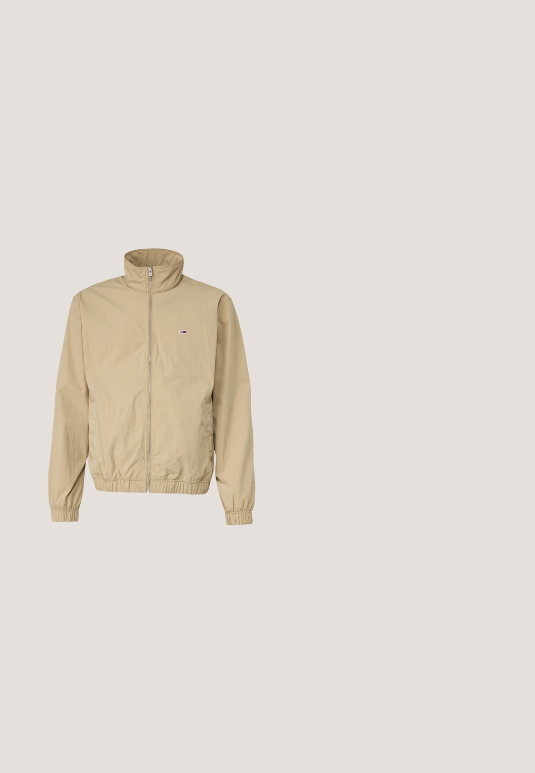 Bež kerge jope kõrge krae, tõmblukuga, elastsete mansettide ja äärisega, millel on väike logo vasakul rinnal. Sile tekstuur.; Lilla crewneck-sweatshirt ribade varrukate ja alläärega, mille esiküljel on sinise ja valge tekstiga "Tommy Jeans New York City".; Hall lühikeste varrukatega puuvillane T-särk ümmarguse kaelusega ja vasakul rinnal väikese valge ruudukujulise plaastriga, millel on punased CK-tähed.; Tumesinised sirge säärega teksapüksid esi- ja tagataskute, eest lukustuva nööbi ja tõmblukuga ning vööaasadega.; Pruun nubuk nahkasaabas mustade nahkaaktsentidega, ümmargune varvas, metallist silmad ja paelad. Kummitald tekstuurse haardega. Kõjub puidust plaatide kohal.; Must nahast ristihoidja kott, millel on sile tekstuur, esiküljel lukuga tasku, reguleeritav rihm ja stiilne ruudukujuline disain.