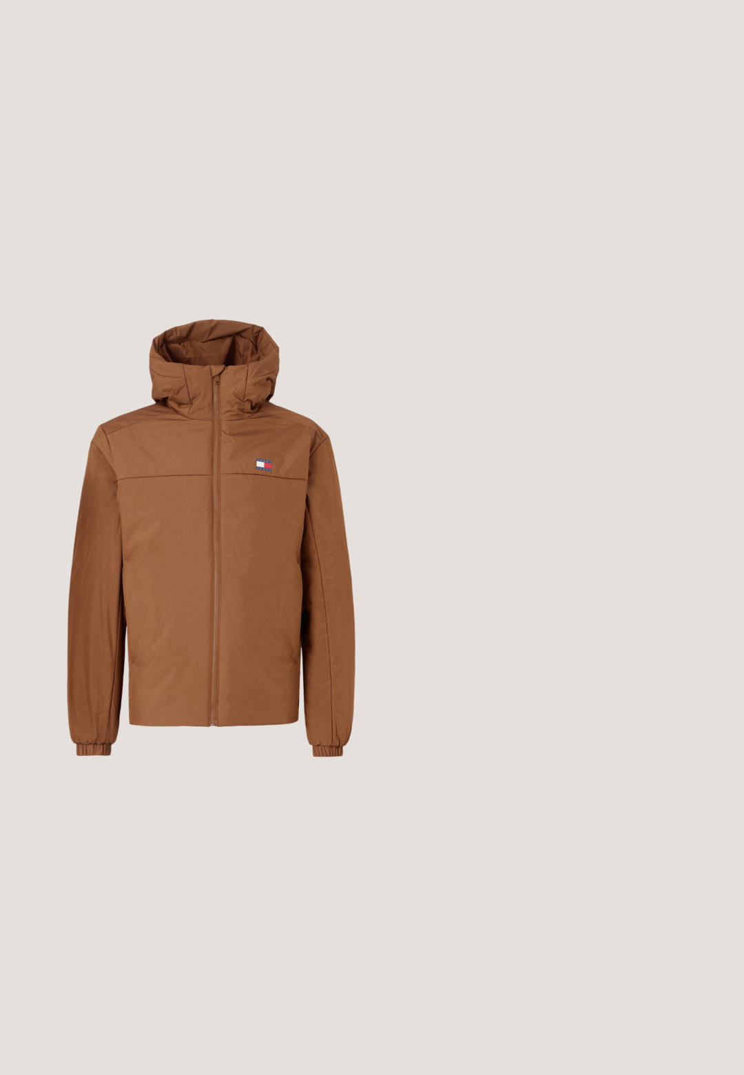 Braune Jacke mit Reißverschluss und Kapuze, hergestellt aus leichtem Material. Verfügt über elastische Bündchen und ein kleines Logo auf der linken Brust.; Brauner Strickpullover mit langen Ärmeln, gerippten Bündchen, Saum und Ausschnitt, vor einem schlichten hellen Hintergrund präsentiert.; Weißes langärmliges Rundhals-Shirt mit kleinem "Tommy Jeans" Text und Flaggenlogo auf der linken oberen Brust.; Beige Denim-Jeans mit geradem Bein, ausgestattet mit einem Reißverschluss, Gürtelschlaufen und kontrastierenden Nähten. Keine auffälligen Muster oder Hardware-Details.; Braune Leder-Stiefelette mit strukturierten Oberflächen, schwarzen Akzenten, runder Zehenform und rutschfester Sohle, ausgestattet mit sechs Ösen für die Schnürsenkel.; Schwarze Kulturbeutel aus strukturiertem und glattem Leder mit Handgelenkschlaufe und Tommy Hilfiger Logo auf der Vorderseite.