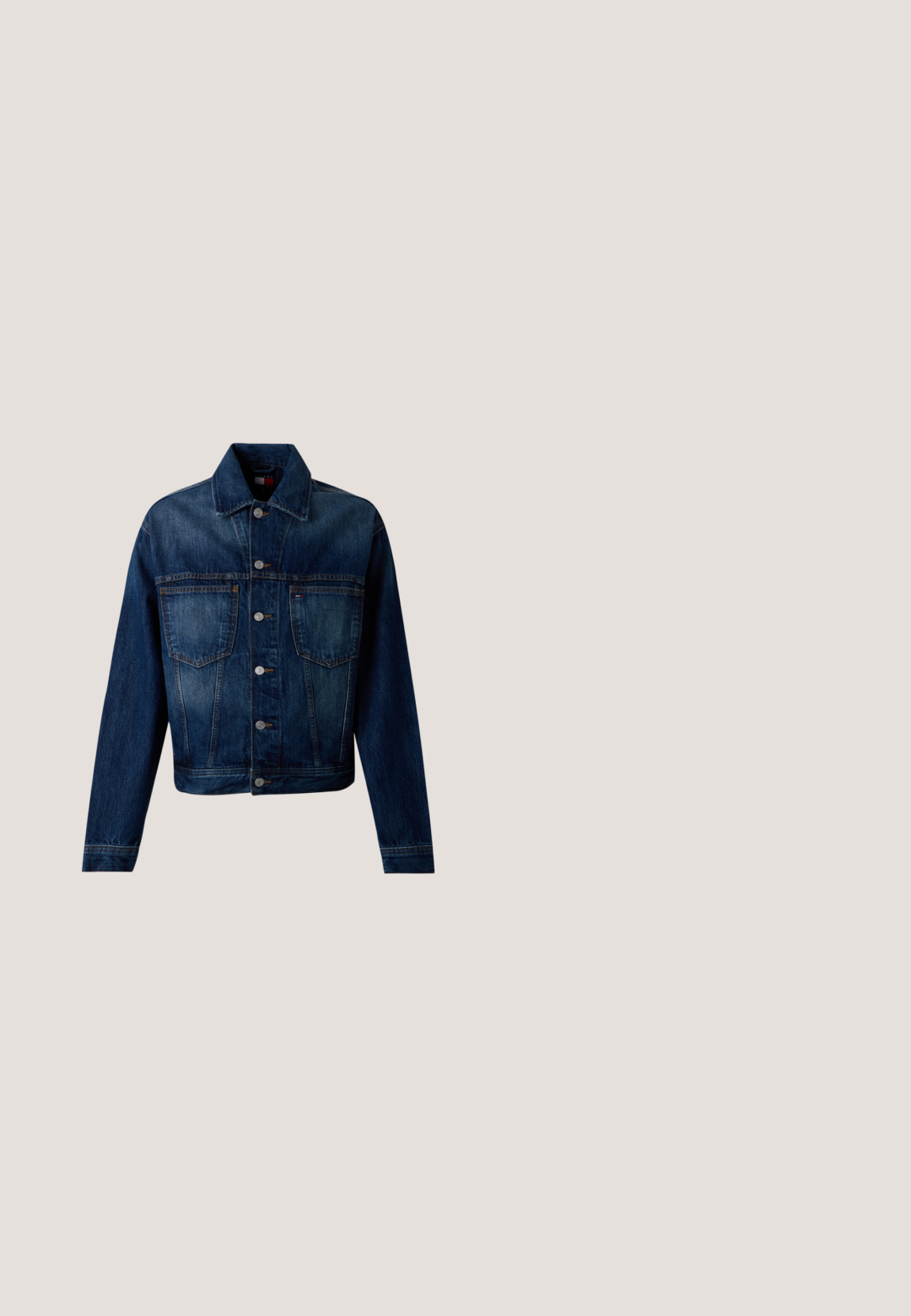 Mørkeblå denimjakke med knapper foran, to brystlommer, lange ærmer og en klassisk krave på ensfarvet baggrund.; Lyseblå denimskjorte med lange ærmer, knap-ned krave og hvide knapper. Har et lille broderet logo på brystet.; Blå straight-leg denim jeans med fem lommer, bæltestropper og metalknaplukning på en hvid baggrund.; Mørkebrune læder Chelsea-støvler med elastiske sidepaneler, trækflapper ved anklen og en grovmønstret gummisål.; Firkantet lyseblåt lommetørklæde med mørkeblå paisley- og blomstermønstre i midten og langs kanten, mærket "BOGGI" i et hjørne.; Rullet mørkebrun læderbælte med metal spænde med nål, indgraveret med "SUPERDRY" og synlige syninger nær spændet.