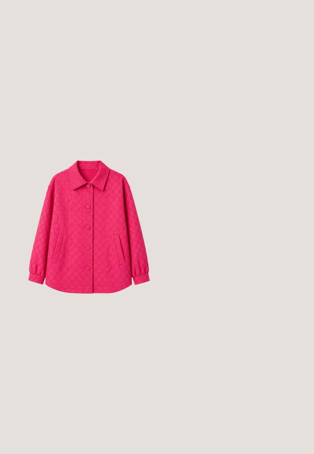 Felroze, langesleeve, jasje met knopen, met subtiel cirkelpatroon, kraag en twee voorzakken.; Langarm blouse in lichtroze stof met een rood bloemenpatroon, met een gathering bij de hals en een strikdetail, en met elastische manchetten.; Lichtroze broek met wijde pijpen en een elastische tailleband, gemaakt van een zachte, gestructureerde stof, plat uitgestald op een witte achtergrond.; Roze suède platte loafer met een lage hak, afgeronde neus en decoratieve strik bovenop.; Lichtroze rechthoekige leren handtas met verstelbare riem en klein goudkleurig embleem aan de voorkant, tegen een witte achtergrond.; Gouden armband met ketting heeft zes gekleurde edelstenen geplaatst in ronde zettingen. De sluiting bevat een logo-bedel en is in lengte verstelbaar.