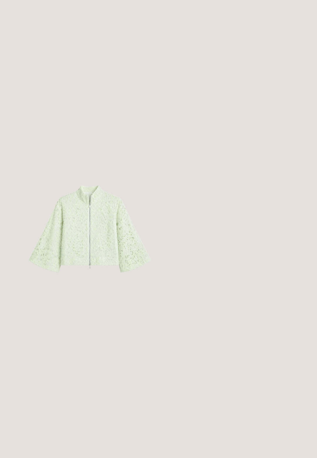 Lichtgroene kanten jas met wijde mouwen en een rits aan de voorkant, met bloempatronen over de hele stof.; Groene halter maxi-jurk van gladde stof, met een ruches taille en zoom, en een vloeiende, geplooide silhouet.; Groene slingback hak met een puntige neus, gevlochten bovenwerk, smalle bandjes, verstelbare gesp en een lage naaldhak op een witte achtergrond.; Groene zonnebril met een retro cat-eye vorm, transparante montuur, donkere lenzen en gouden hardware met gekleurde accenten op de pootjes.; IZIA Handtas - green; Gouden kettinghalsketting met kleine kraaltjes, veelkleurige edelsteen- en parelhangers, verstelbare sluiting en rond logoplaatje.